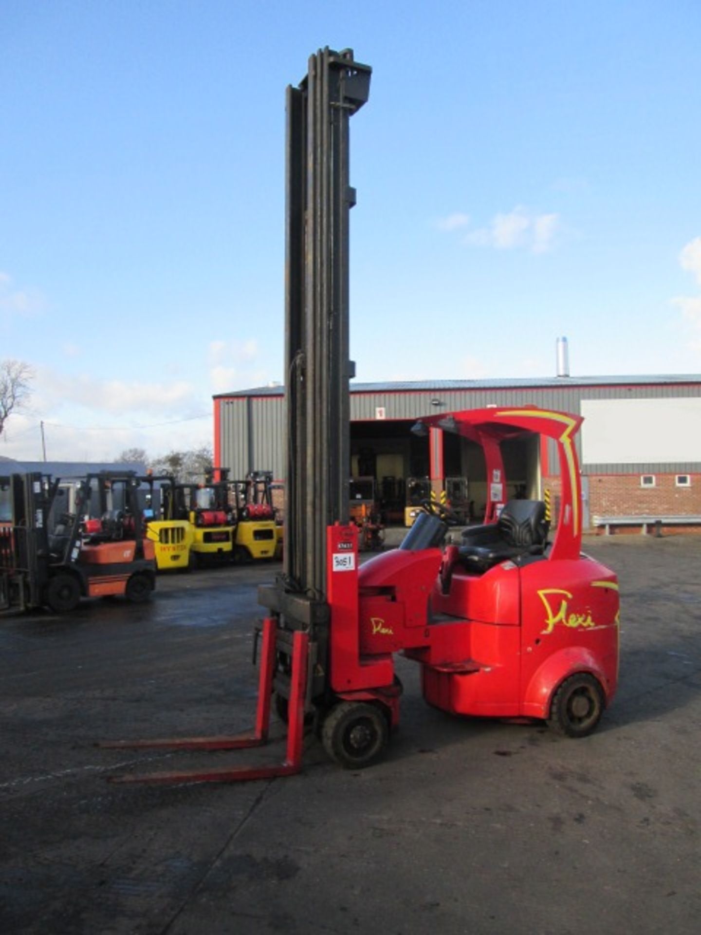 FLEXI NARROW ISLE G3 Electric - VIN: 053297 - Year: 2005 - 9,893 Hours - Articulated Forklift,