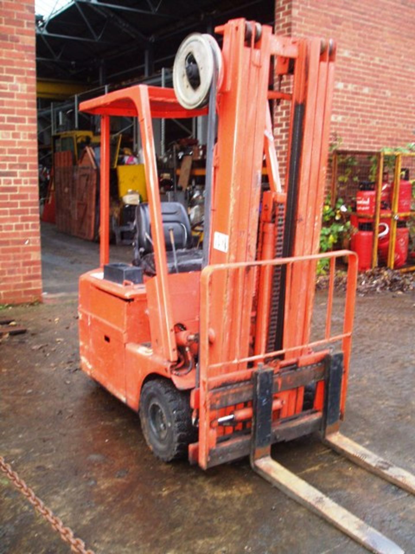 NISSAN S01D16U Electric - VIN: 001032 - Year: 1991 - 6,706 Hours - Triplex 3-Wheel Forklift, 4.9m