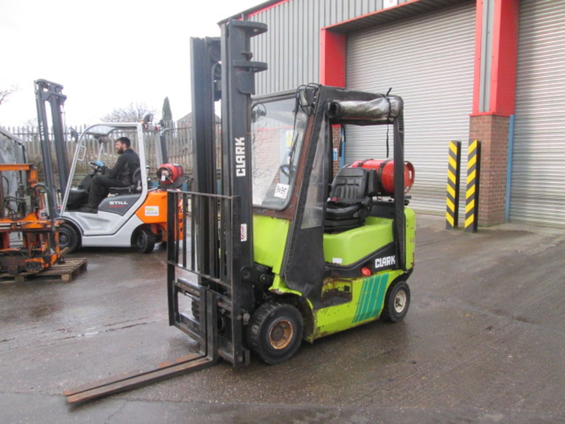 CLARK CGP16 LPG - VIN: P24511214GFF9124 - Year: 2000 - 2,039 Hours - Duplex Forklift, IWO**