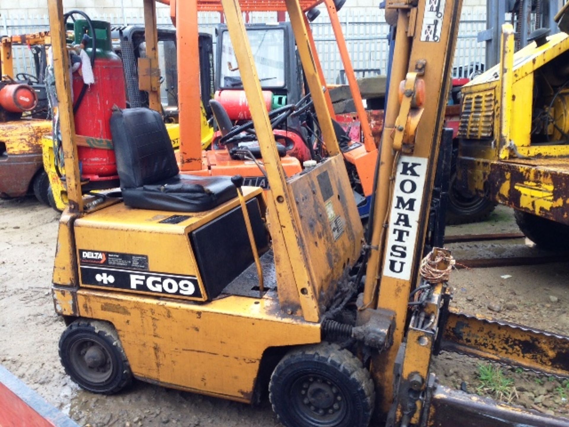 KOMATSU FG09-2 LPG - VIN: 15426 - 3,269 Hours - Duplex Forklift, 3M Lift, 2M Closed, With SMC Bale