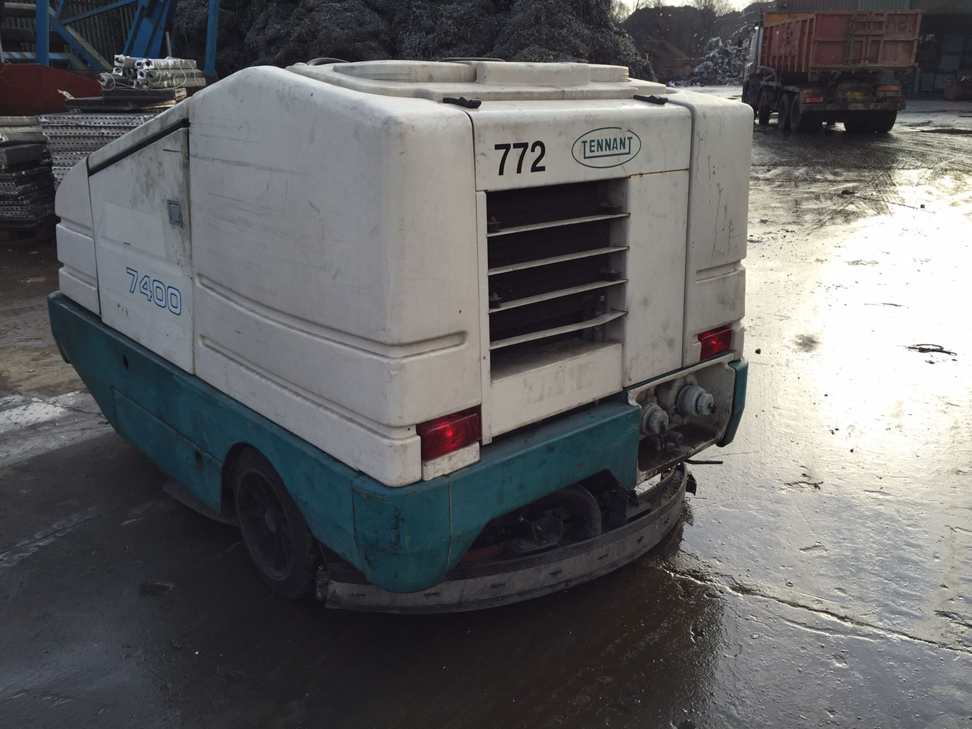 TENNANT 7400 Diesel - VIN: 740045241 - Year: 2003 - 850 Hours - Ride On Floor Cleaner, IWO** - Image 5 of 6