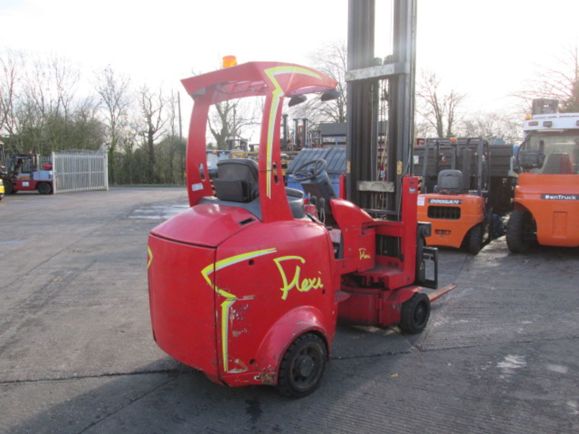 FLEXI NARROW ISLE G3 Electric - VIN: 053297 - Year: 2005 - 9,893 Hours - Articulated Forklift, - Image 4 of 7