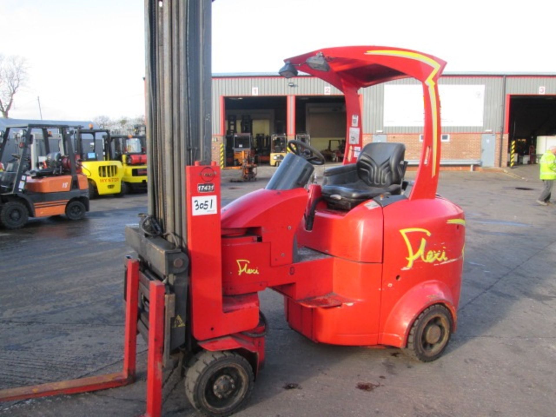 FLEXI NARROW ISLE G3 Electric - VIN: 053297 - Year: 2005 - 9,893 Hours - Articulated Forklift, - Image 2 of 7