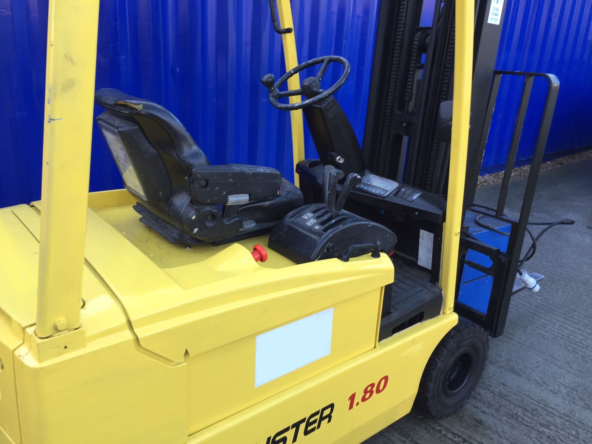 HYSTER J1.8XM Electric - Year: 2004 - TBC Hours - Triplex 3-Wheel Counterbalance Forklift, 6.3M - Image 2 of 4