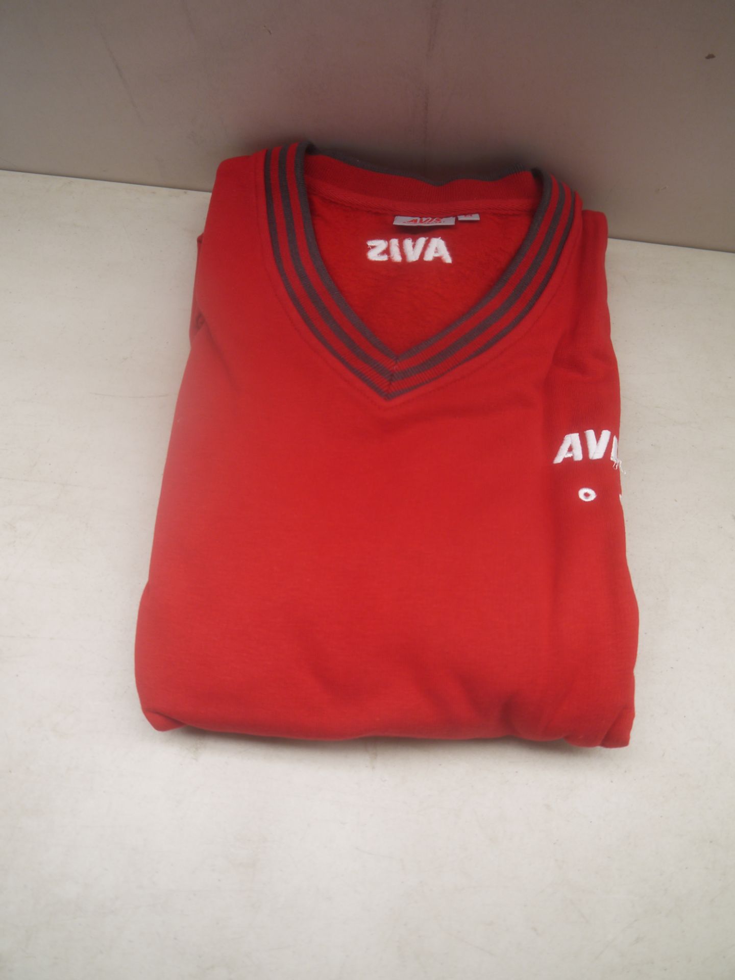 Box of Approx 10x Avis Red V-Neck Long Sleeved Jumpers, All Size: XL. All New In Packaging.