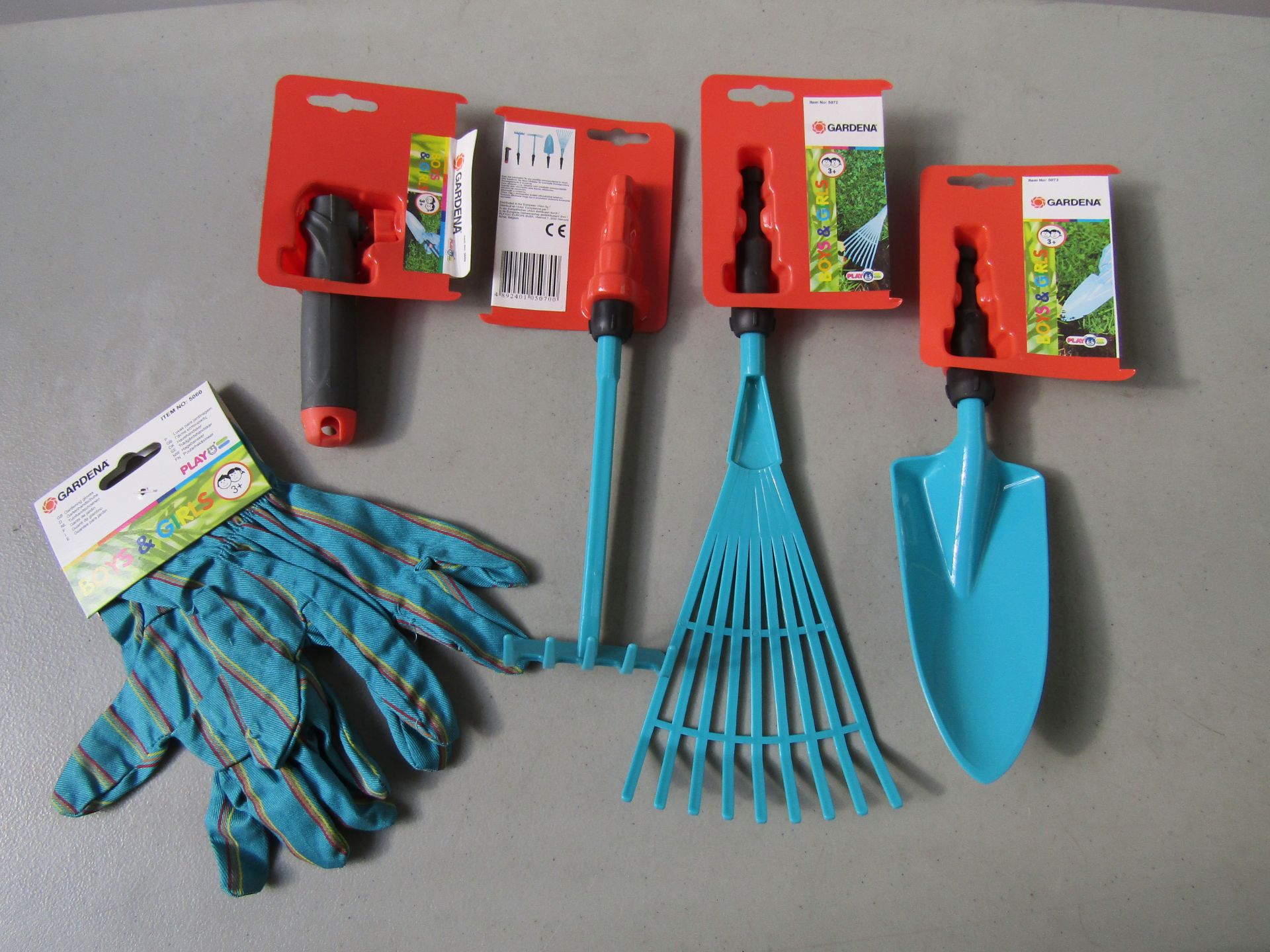 5 Gardena Items in this Lot Being: - Handle - Trowel Head - Leaf Rake Head - Soil Rake Head - Pair - Image 2 of 2