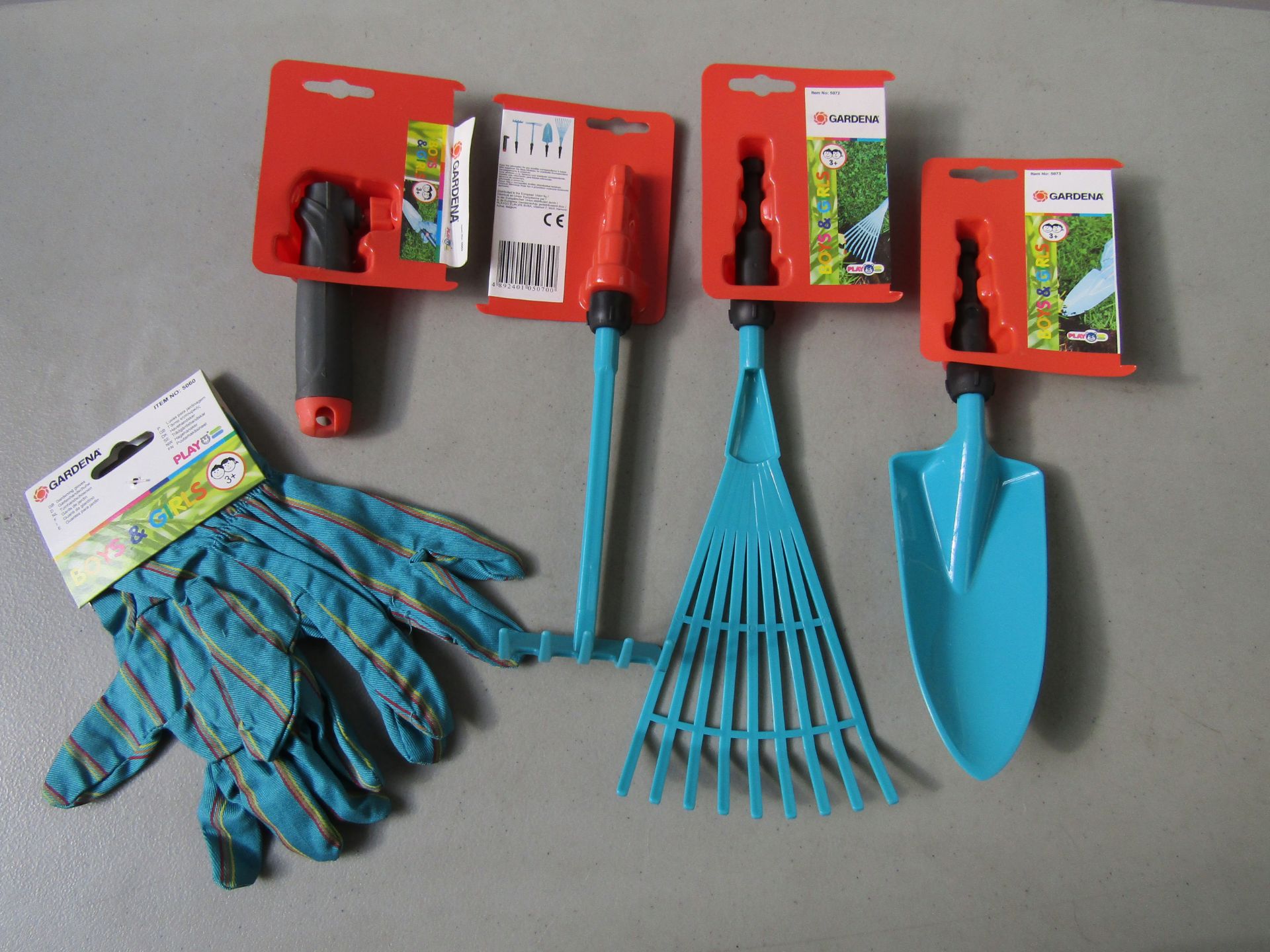 5 Gardena Items in this Lot Being: - Handle - Trowel Head - Leaf Rake Head - Soil Rake Head - Pair