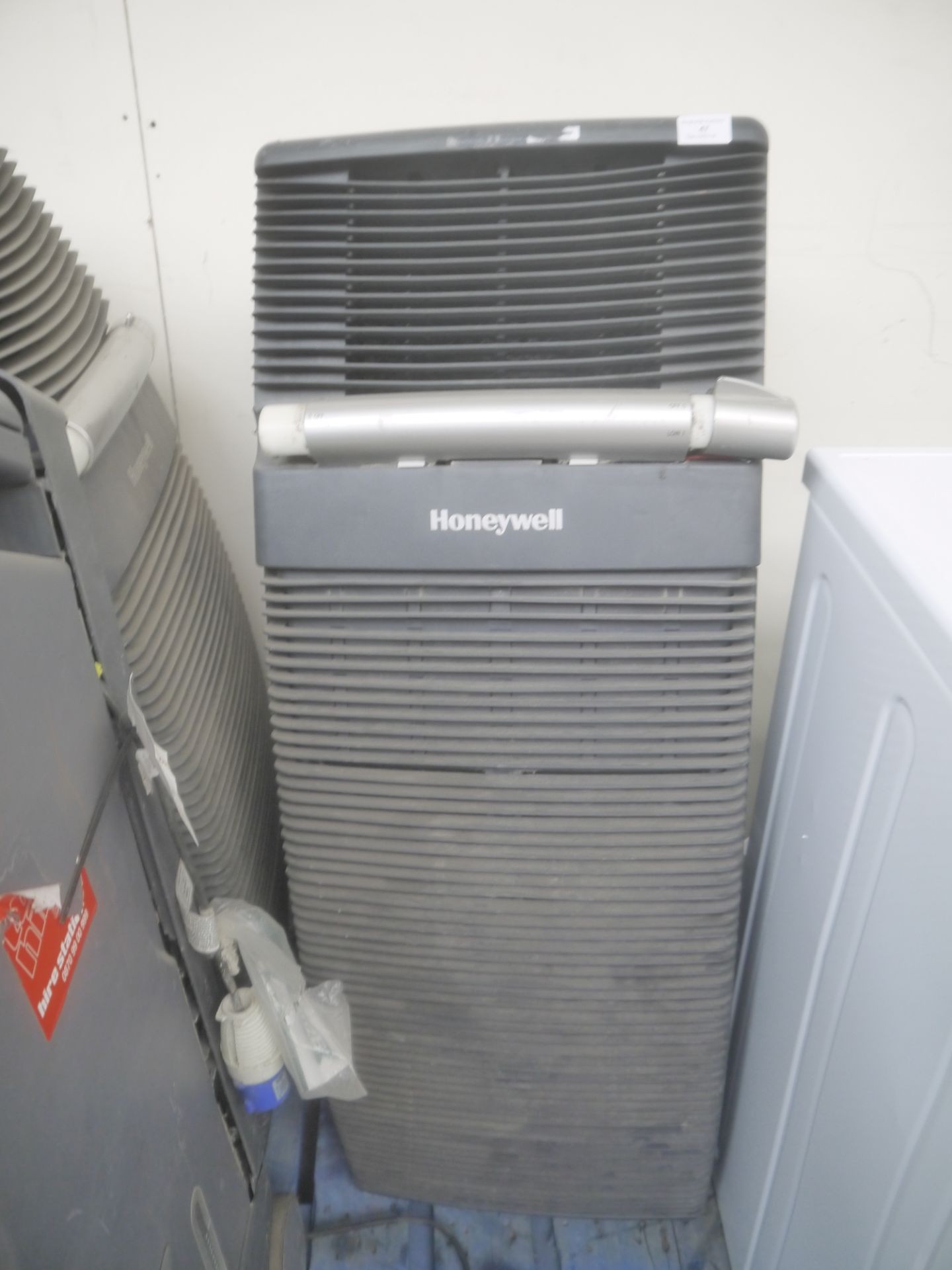 Honeywell C030PM 240V Evaporative Air cooler. Unable to test due to industrial plug. Honeywell