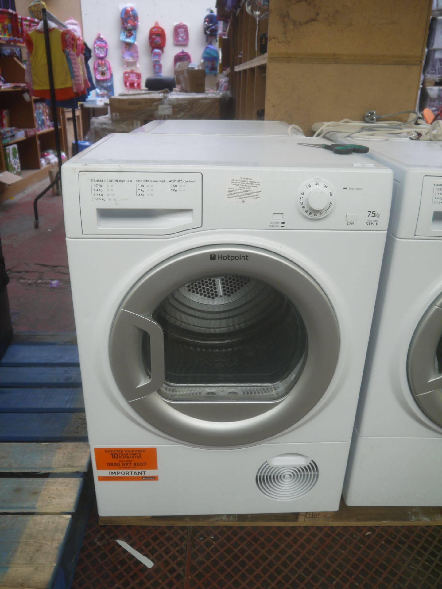 Hotpoint condenser dryer, 7.5kg, tested working, looks new.