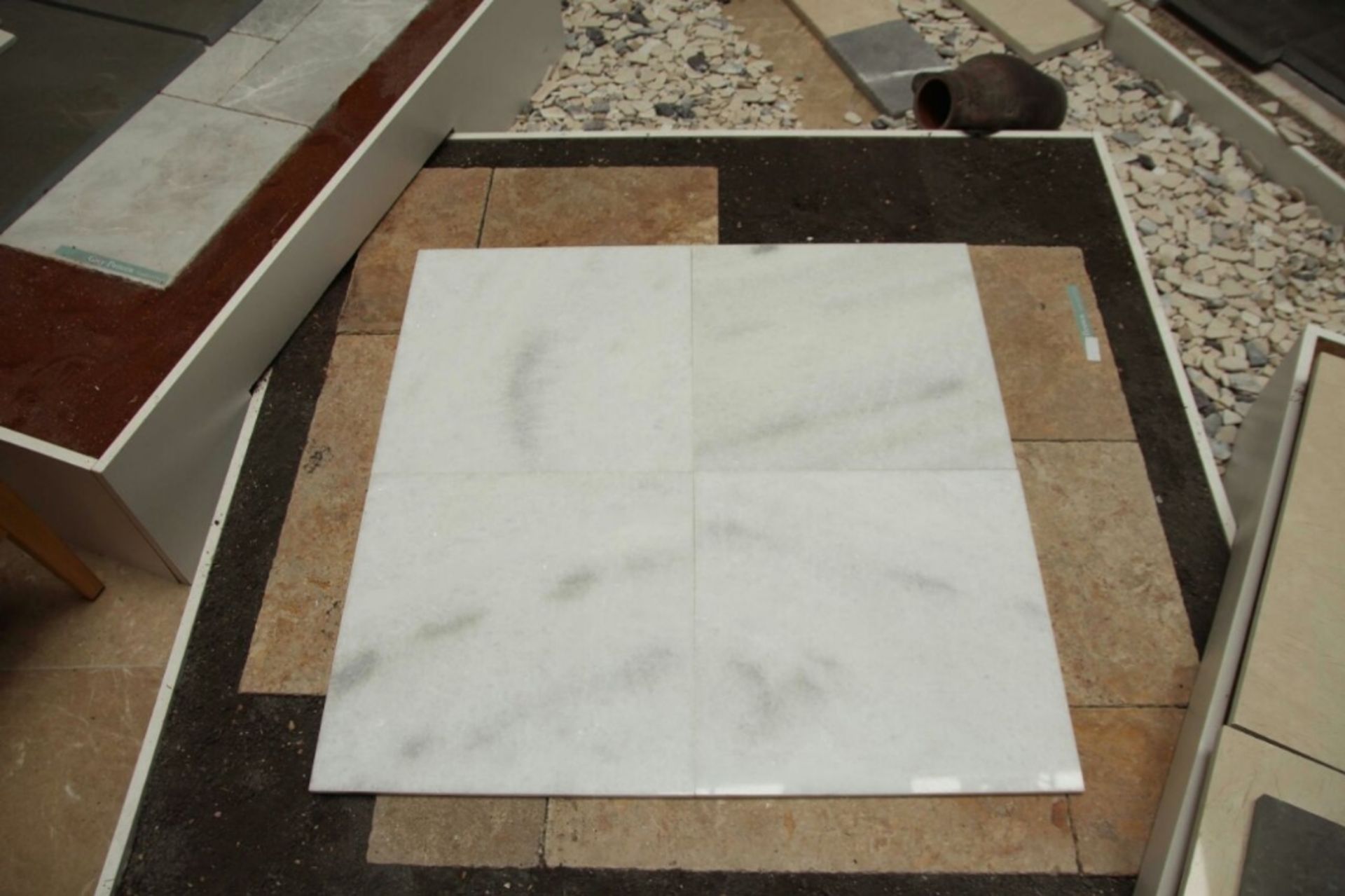 Lot containing 30 pieces (67.28 sq foot) of Polished Marble Tiles 45.7 x 45.7 x 1.25cm in Bianco - Image 2 of 4
