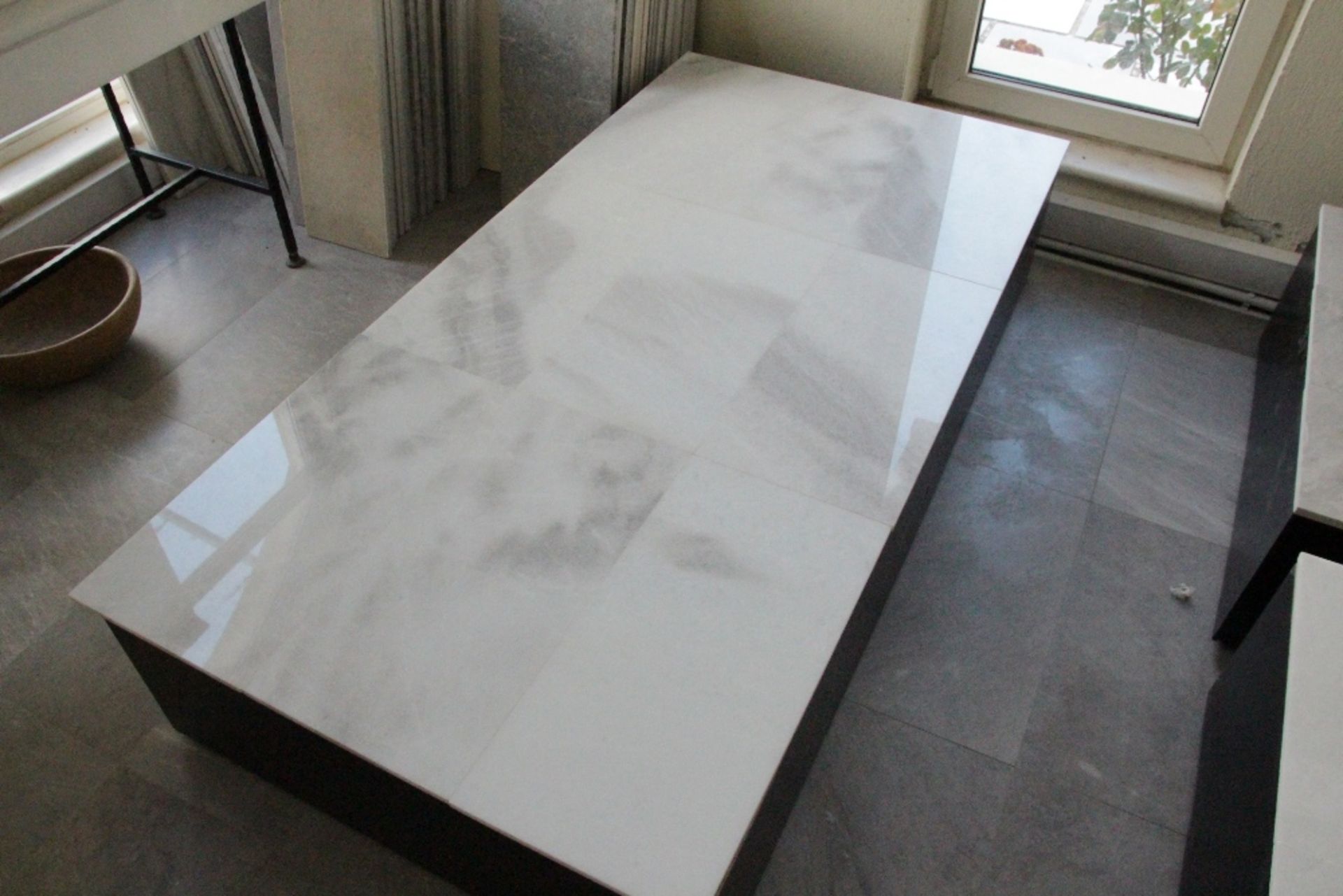 Lot containing 30 pieces (67.28 sq foot) of Polished Marble Tiles 45.7 x 45.7 x 1.25cm in Bianco