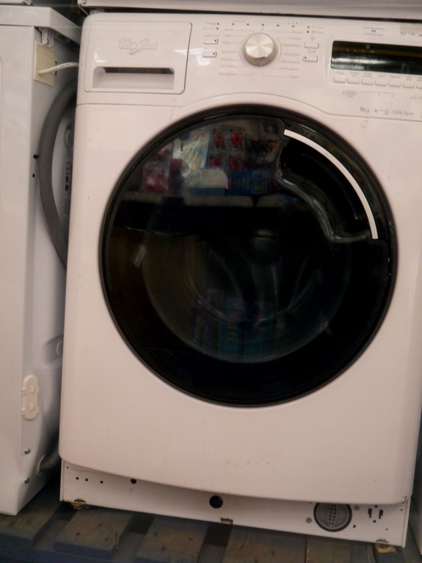 Whirlpool 9kg washing machine, powers on and spins.