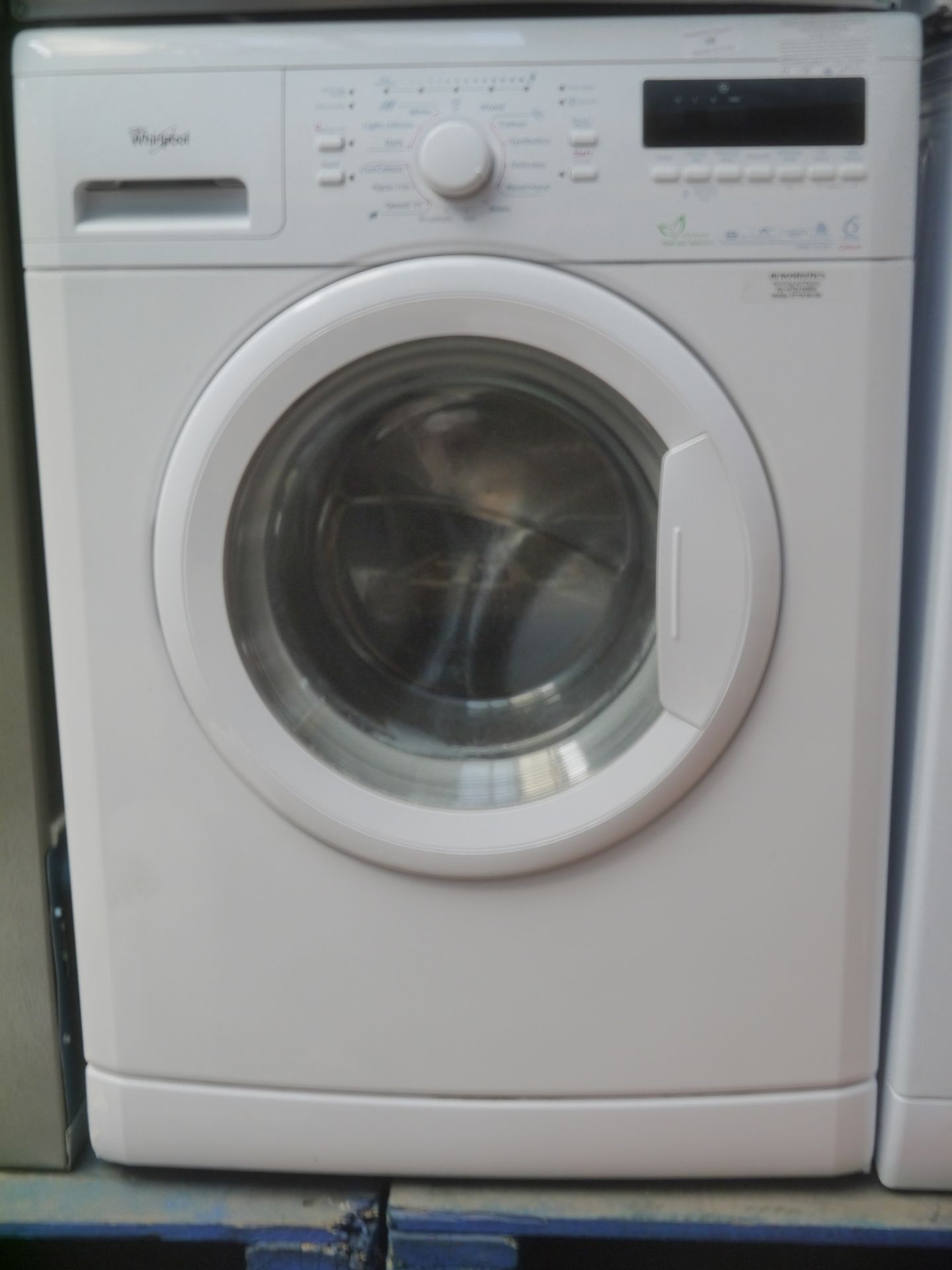 Whirlpool 8kg washing machine, powers on and spins.