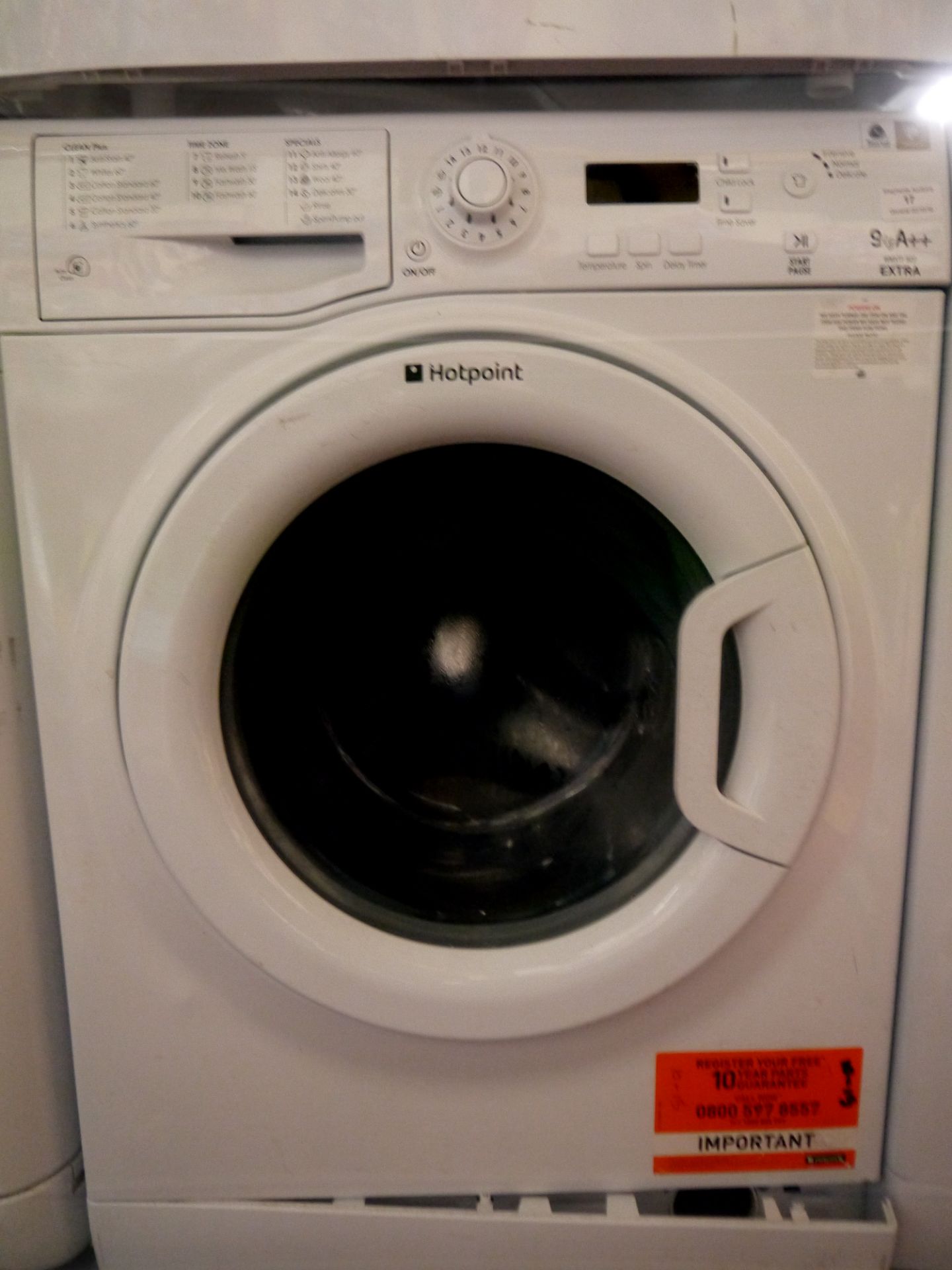 Hotpoint 9kg washing machine, powers on and spins.