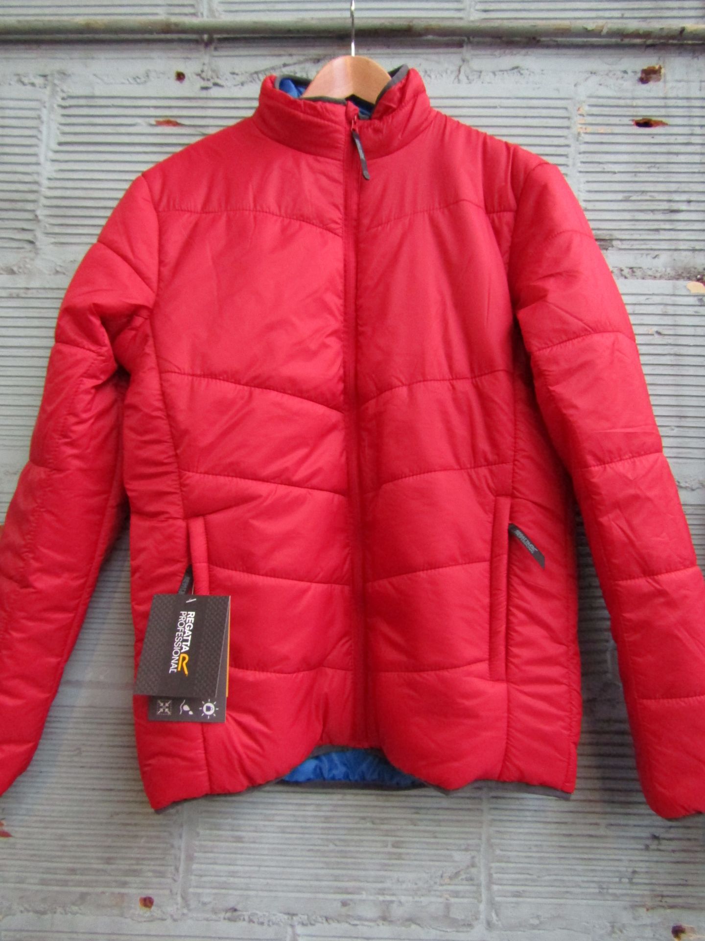 Regatta Professional, jacket Red 100% Polyamide outer 100% Polyester lining & padding size Large new