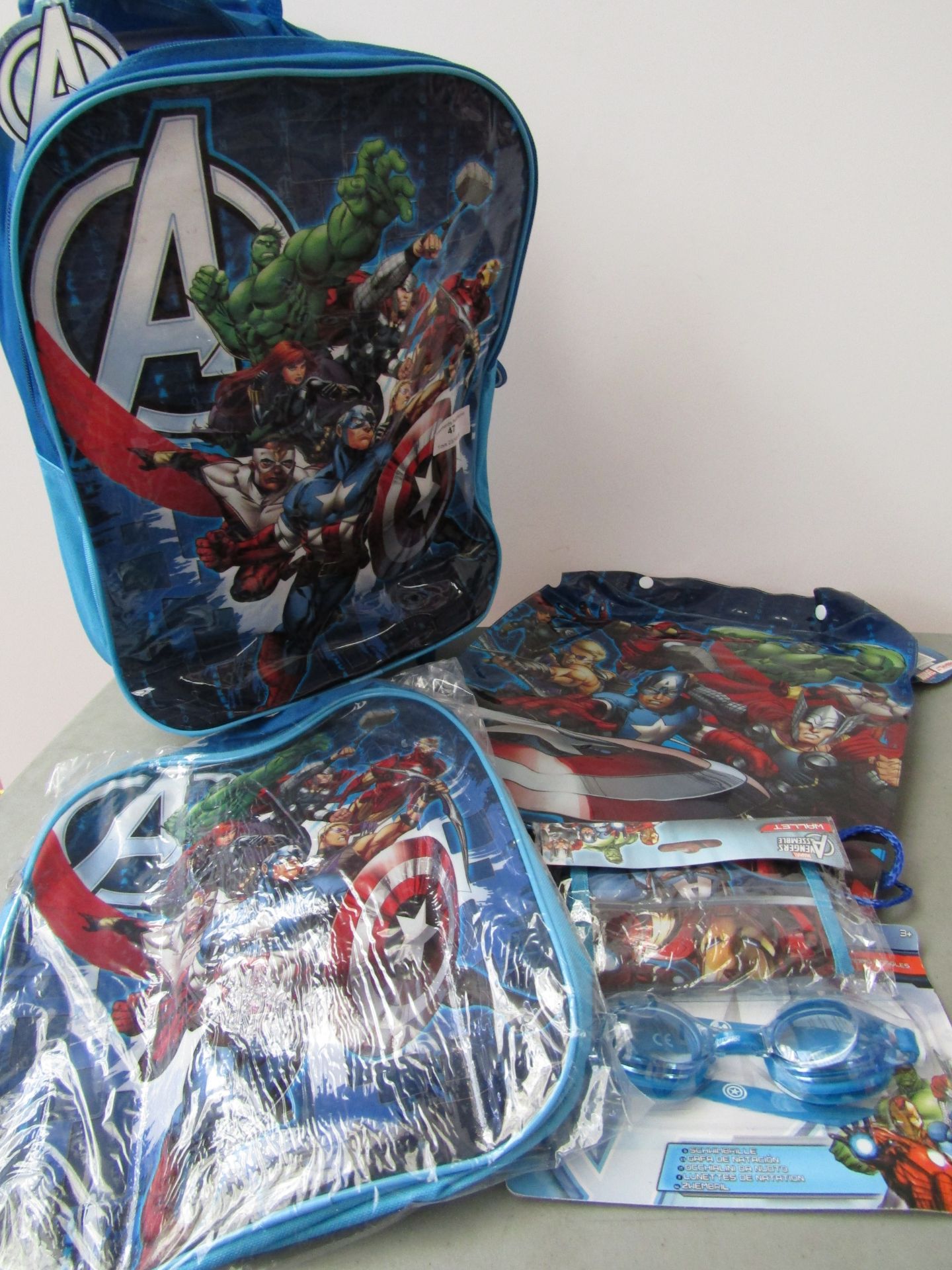 Marvel Avengers rollercase set new with tags, includes; Rollercase Rucksack Swimbag Goggles Wallet.