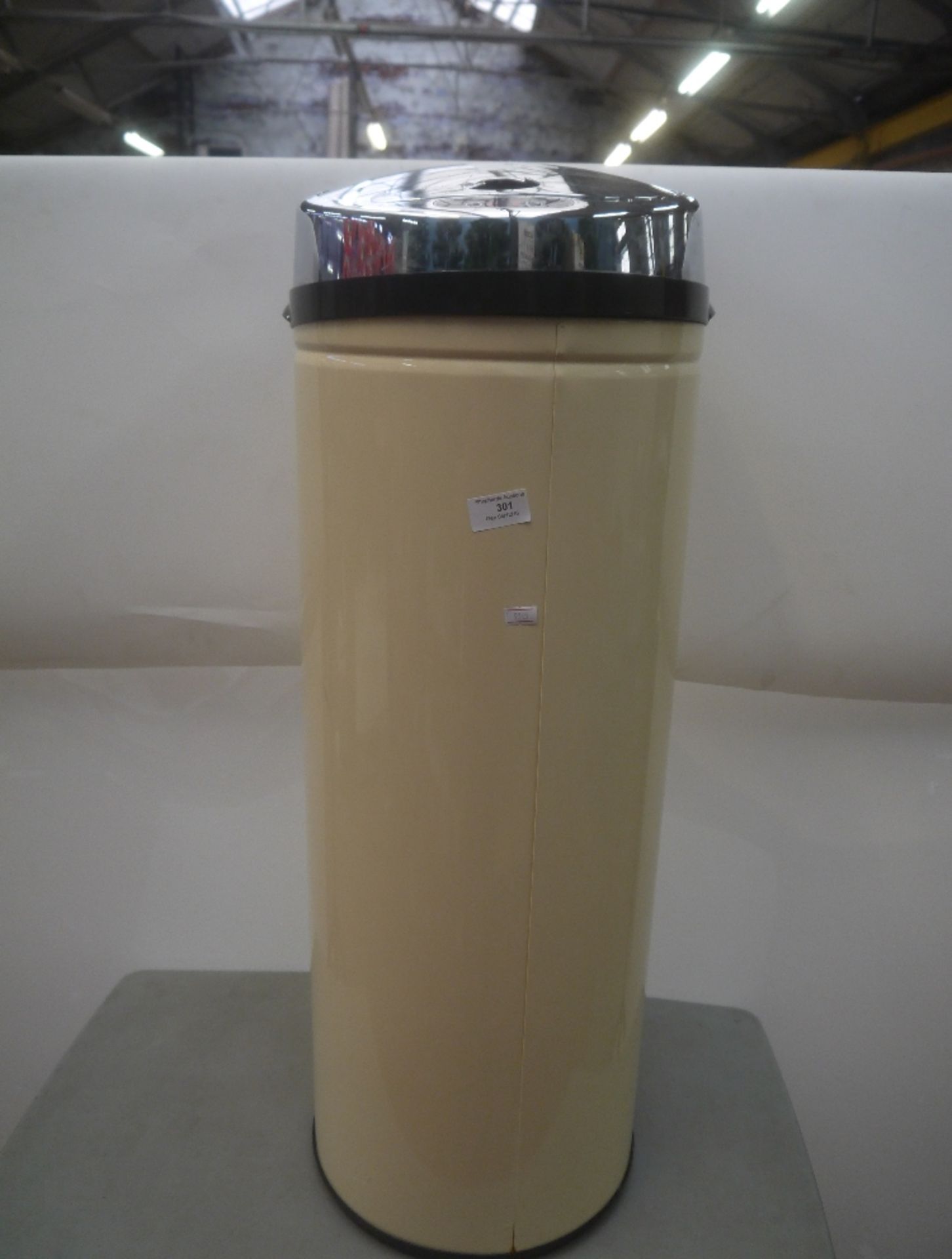 Morphy Richards cream coloured sensor bin, has damaged lid.