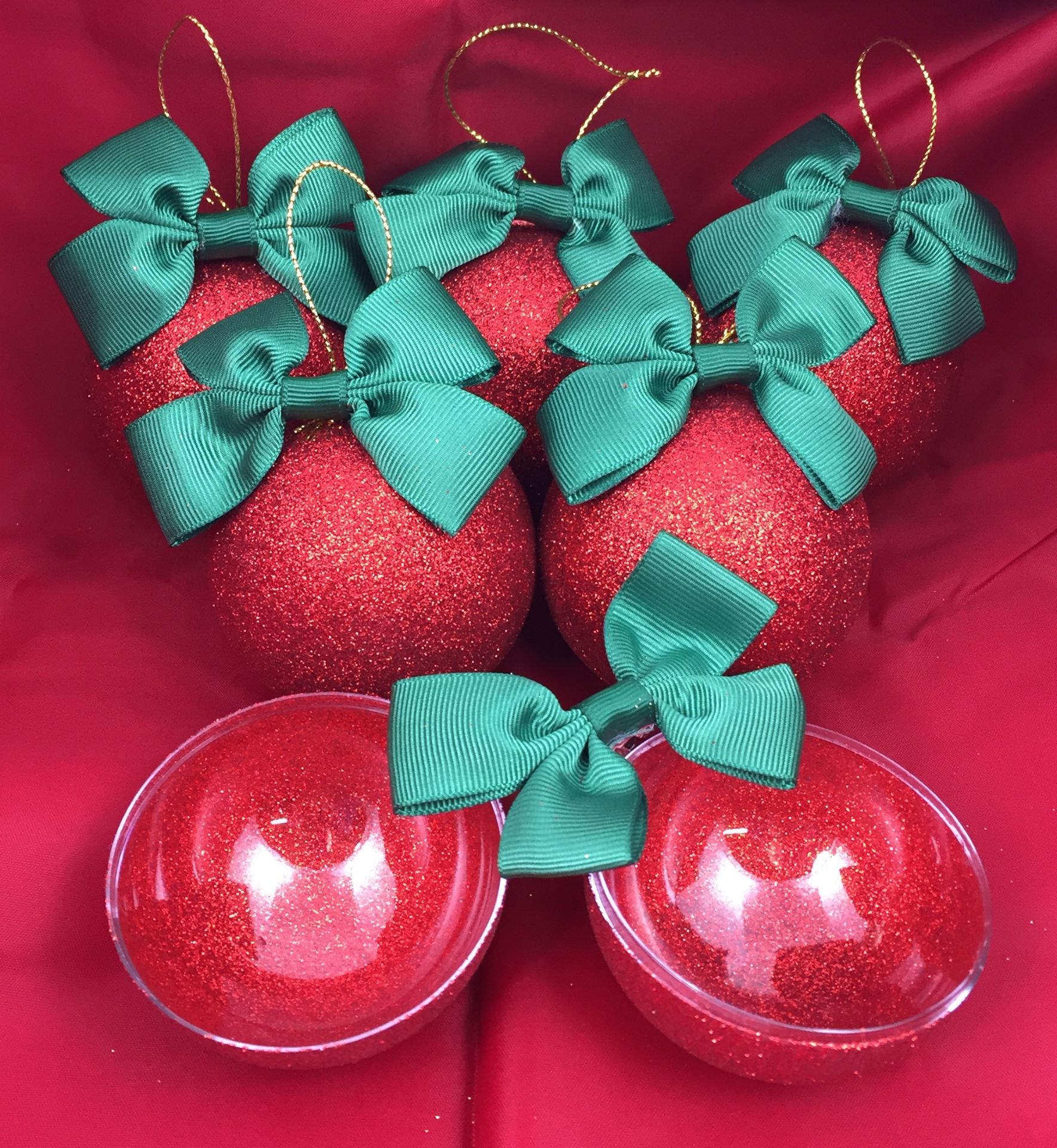1 Pack of Six stunning Christmas Tree Baubles in Red. Each Bauble Contains a Stunning Piece of Fifth - Image 2 of 9
