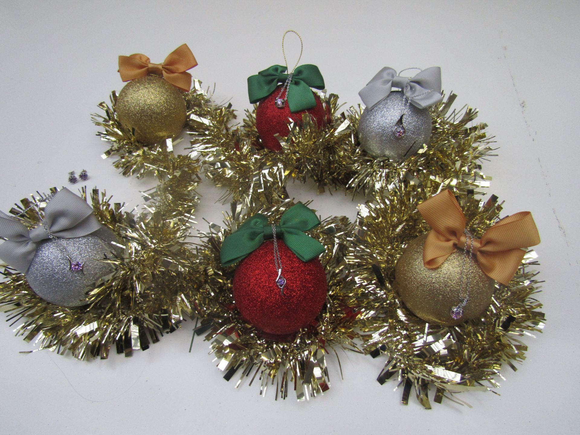 1 Pack of Six stunning Christmas Tree Baubles in Red. Each Bauble Contains a Stunning Piece of Fifth