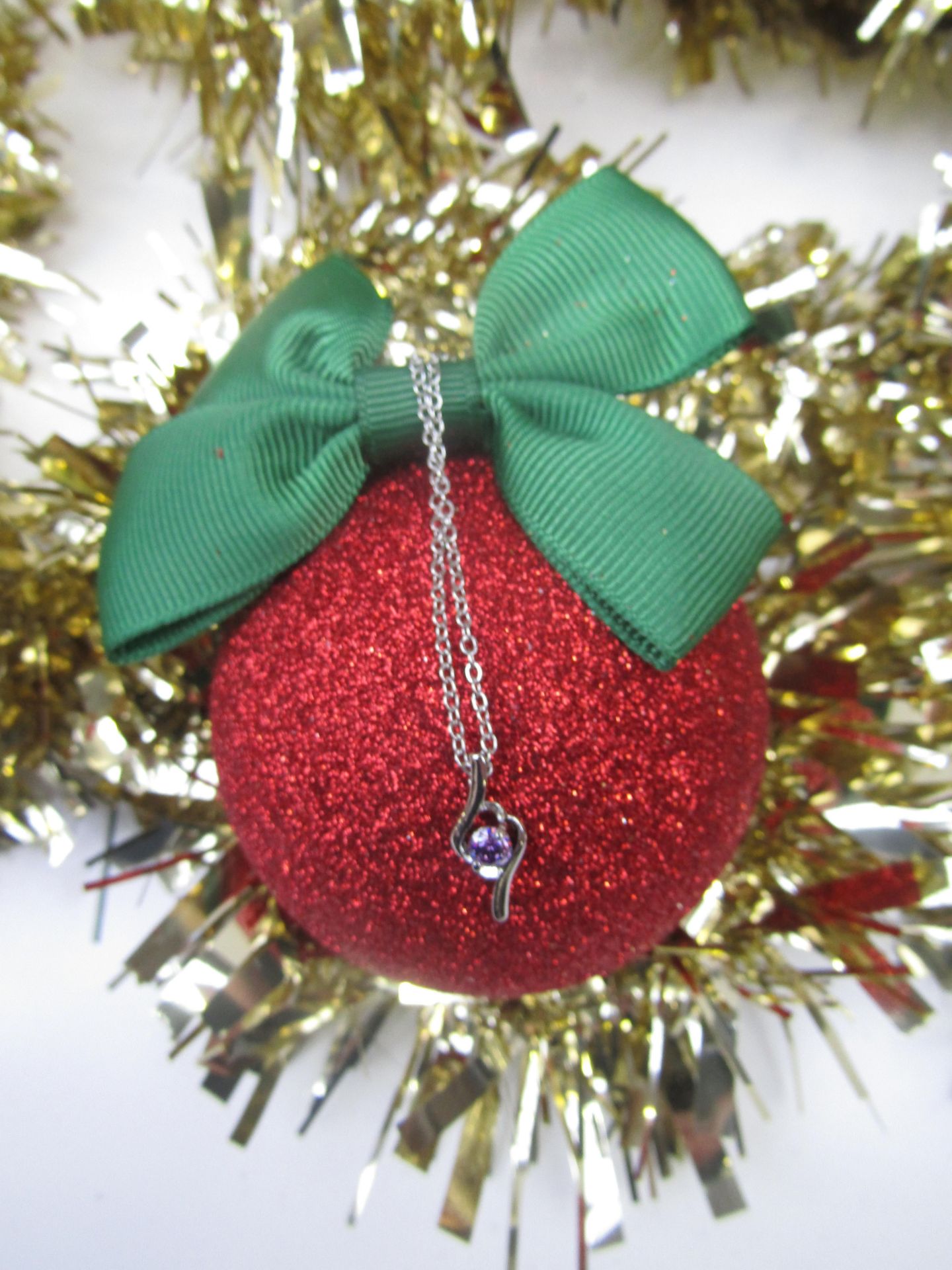 1 Pack of Six stunning Christmas Tree Baubles in Red. Each Bauble Contains a Stunning Piece of Fifth - Image 4 of 9