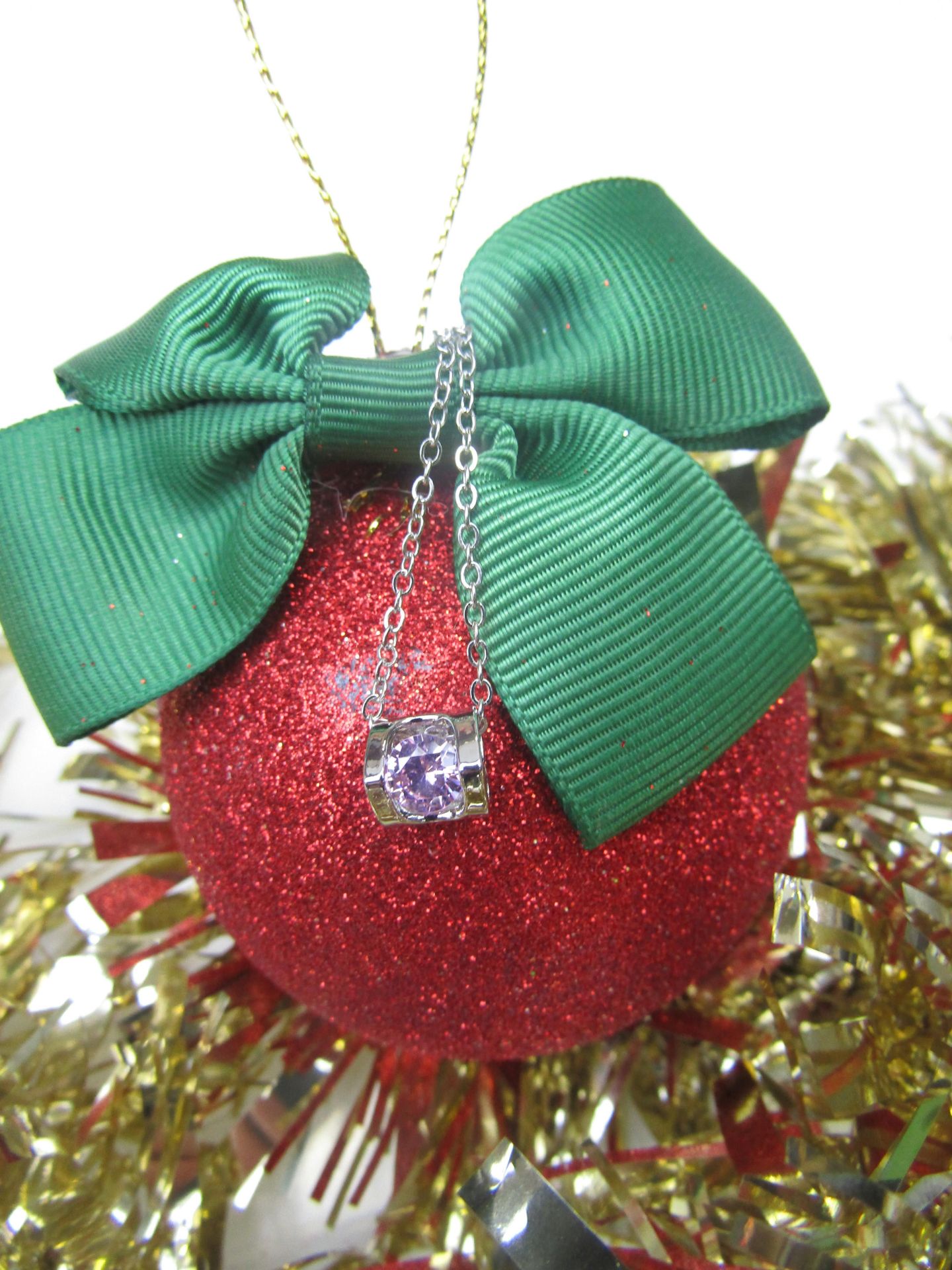 1 Pack of Six stunning Christmas Tree Baubles in Red. Each Bauble Contains a Stunning Piece of Fifth - Image 7 of 9