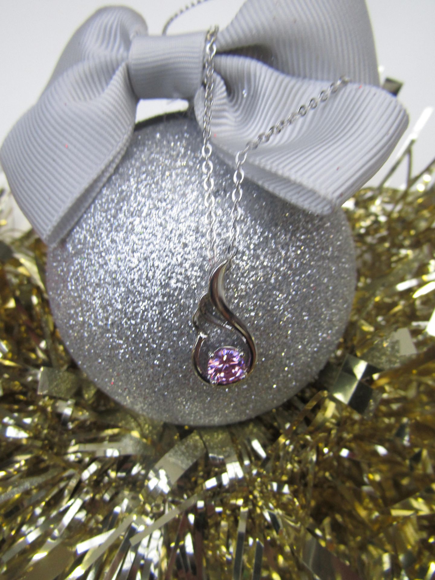 1 Pack of Six stunning Christmas Tree Baubles in Red. Each Bauble Contains a Stunning Piece of Fifth - Image 6 of 9