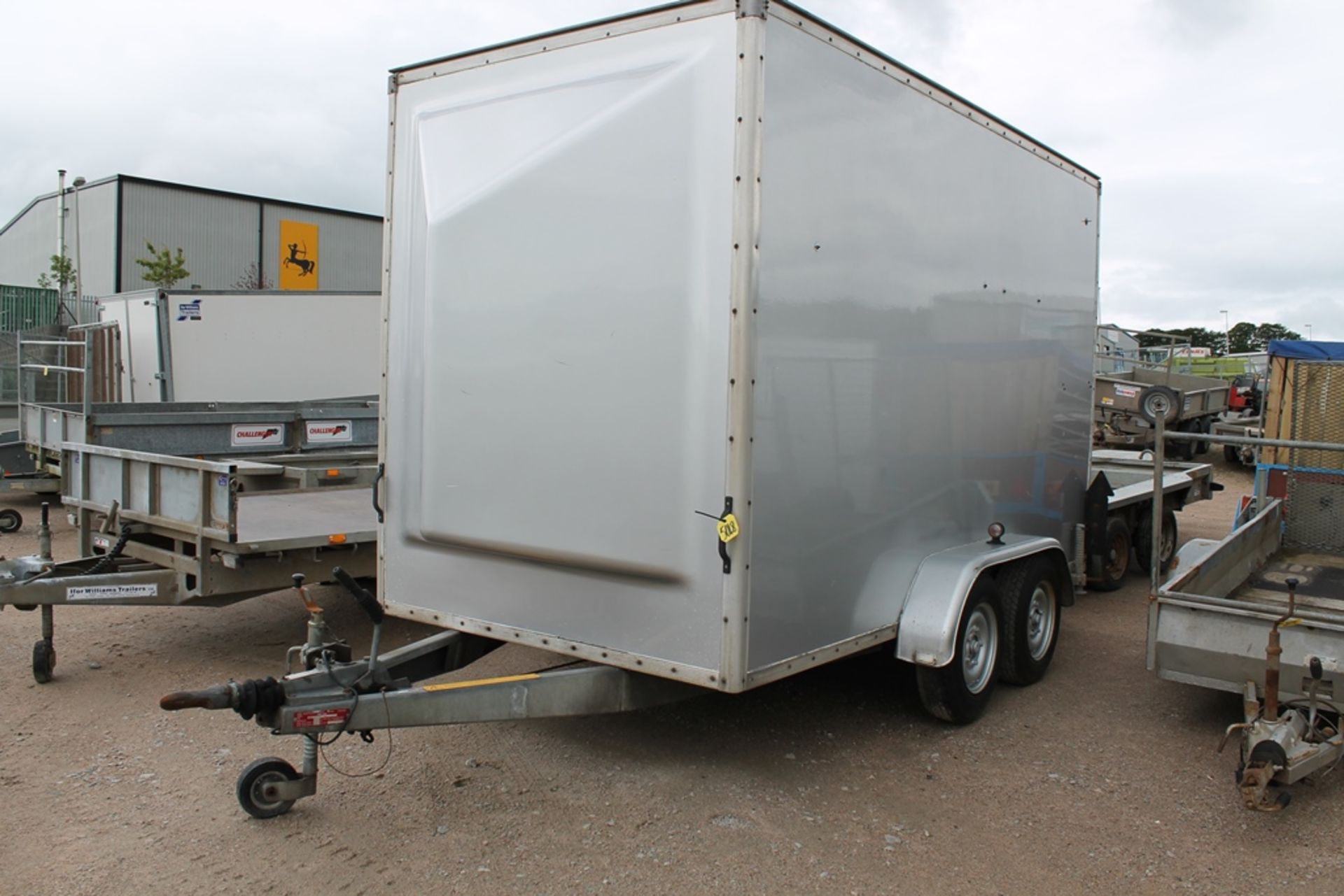 INDESPENSION BOX TRAILER 3.5 TON