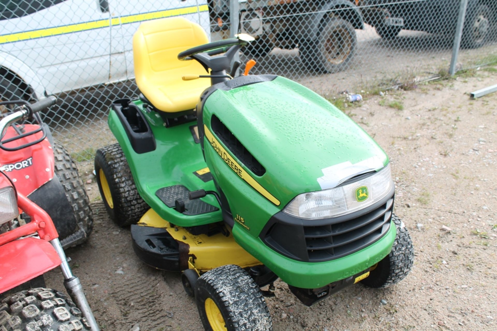 JOHN DEERE 115 AUTO RIDE ON MOWER KEY IN P/CABIN