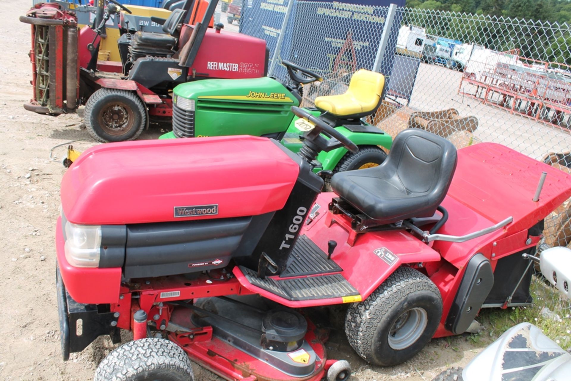 WESTWOOD T1600 RIDE ON MOWER KEY IN P/CABIN - Image 2 of 2