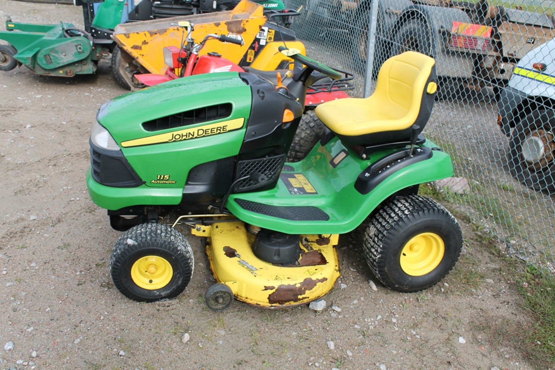 JOHN DEERE 115 AUTO RIDE ON MOWER KEY IN P/CABIN - Image 2 of 2