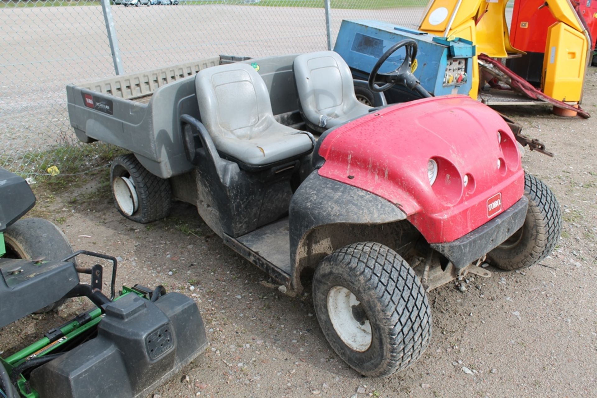 TORO ELECTRIC BUGGY BATTERY CHARGER & KEY IN P/CAB