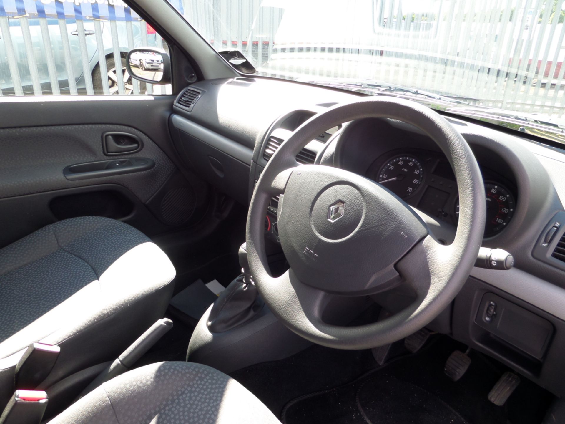 Renault Clio Campus 8v - 1149cc 3 Door - Image 6 of 7