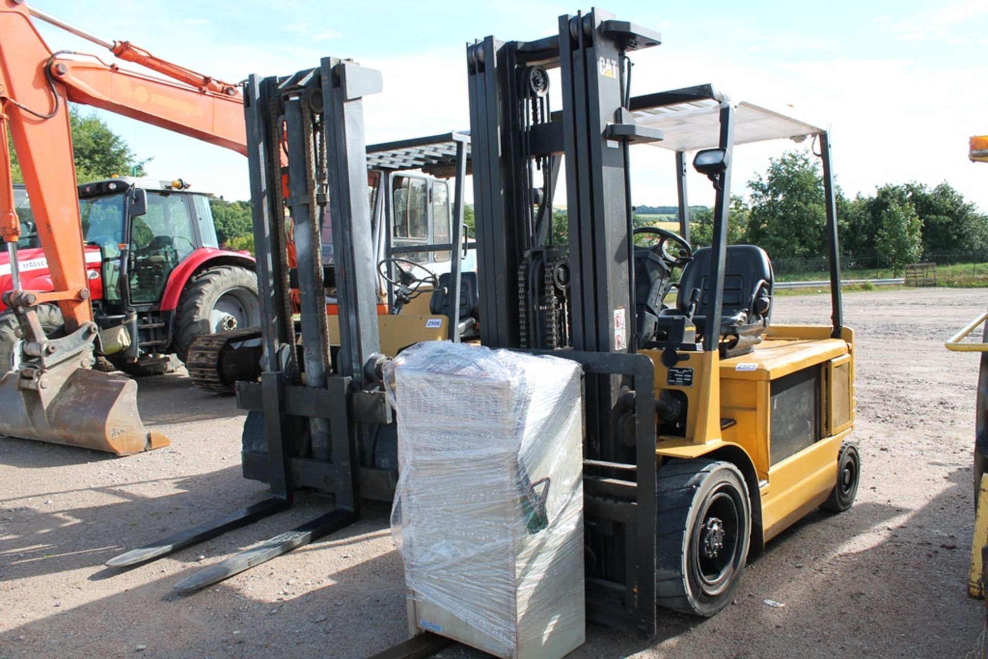 CAT ELECTRIC EP30 , 72 VOLT, 3000KG LIFT CAPACITY, C/W BATTERY CHARGER , , PLUS VAT, ,