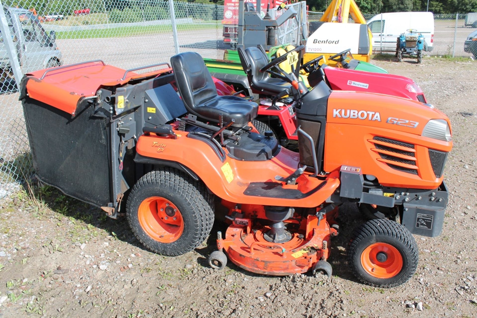 KUBOTA G23 RIDE ON MOWER KEY IN P/CABIN