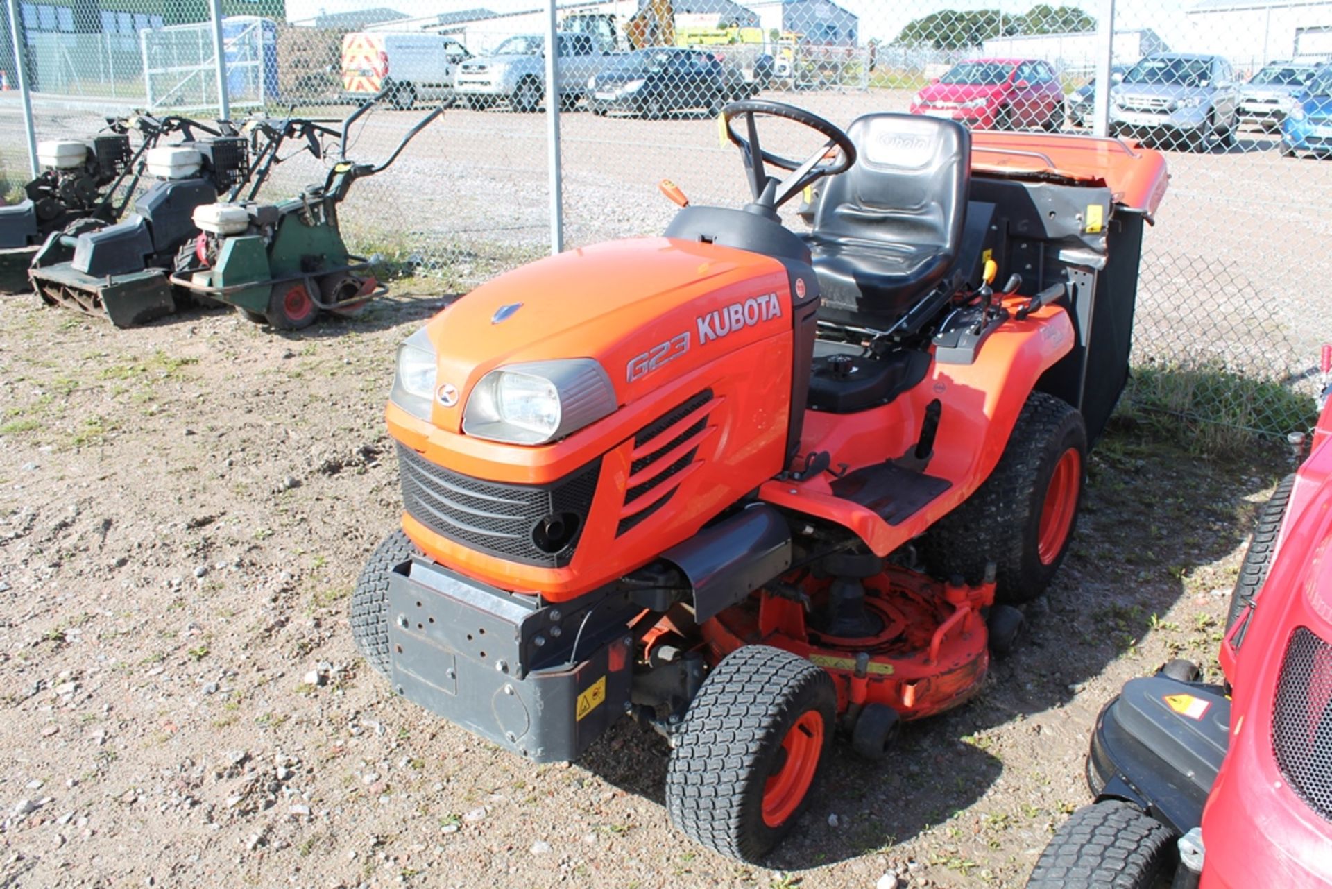 KUBOTA G23 RIDE ON MOWER KEY IN P/CABIN - Image 3 of 3