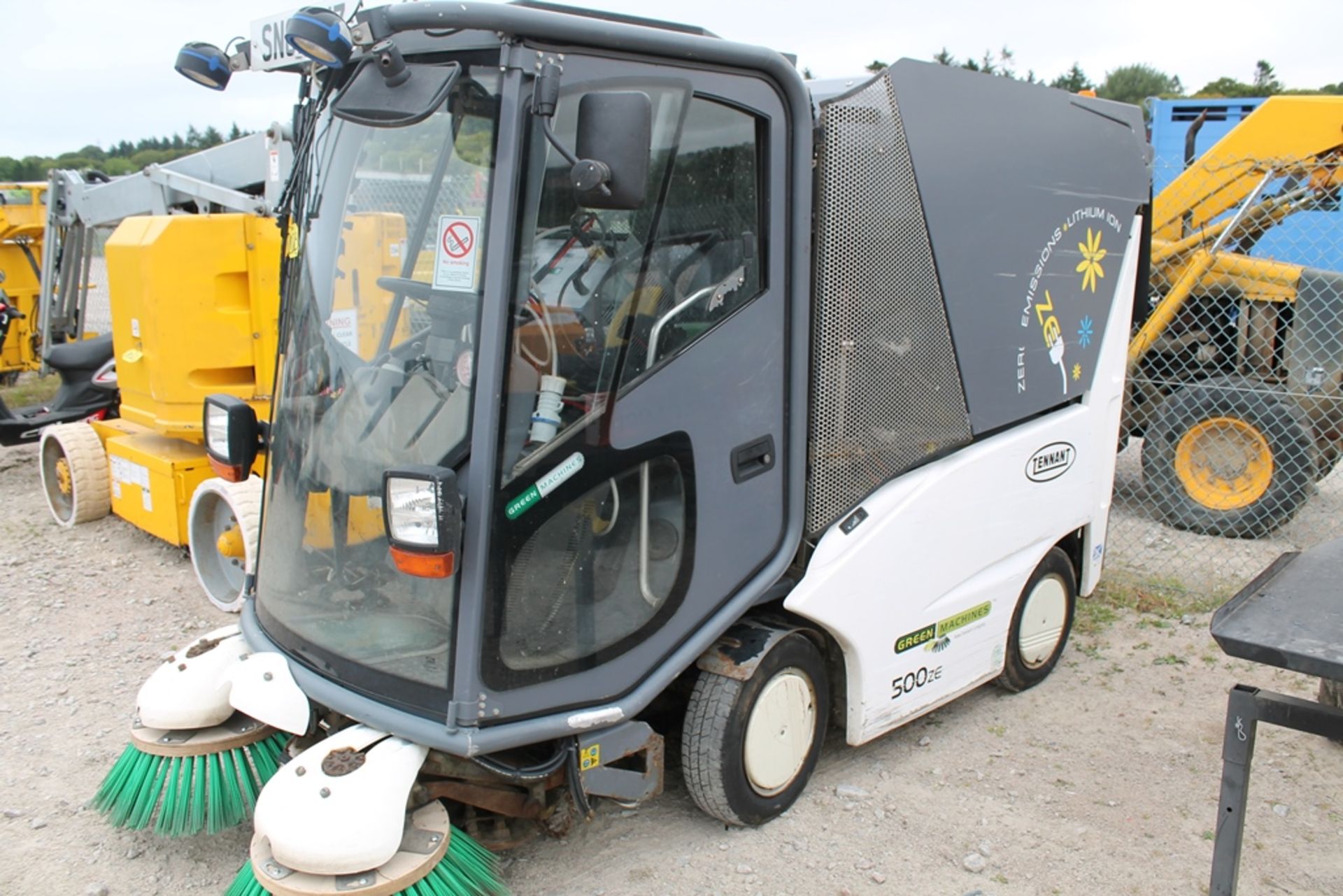 GREEN MACHINE SWEEPER SN61 AXZ KEY IN P/CABIN - Image 2 of 2