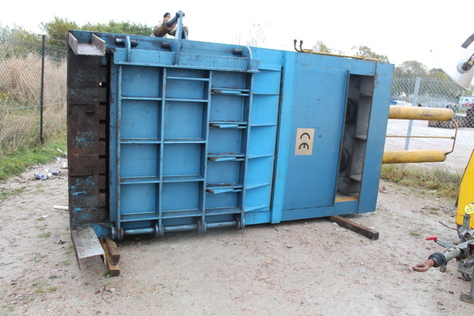 TYRE BALER AND PALLET