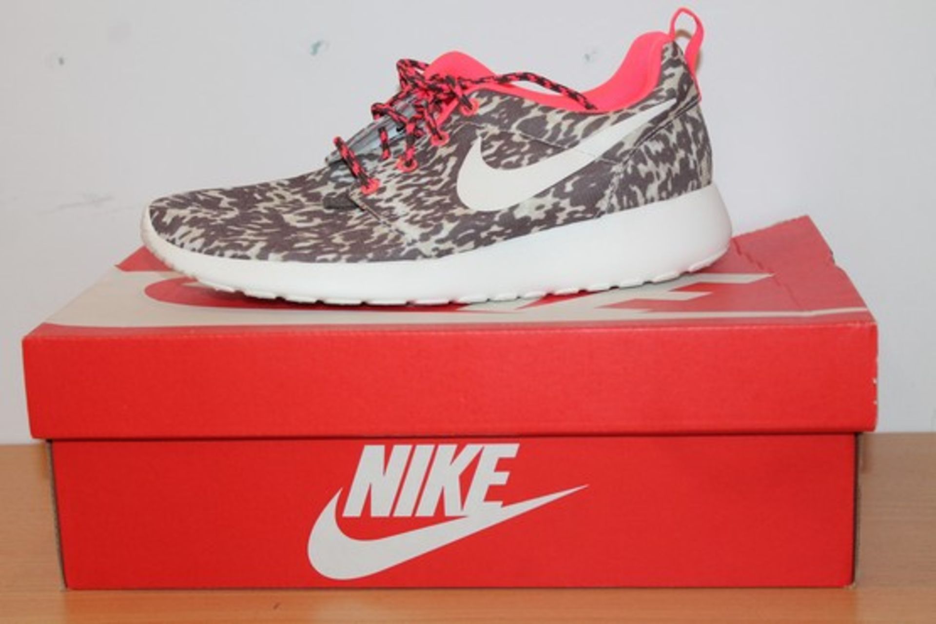 BOXED BRAND NEW NIKE TRAINERS, ROSHERUN PRINT, UK SIZE-5, RRP-£39.99 (DS-CLIP 03/02/15)