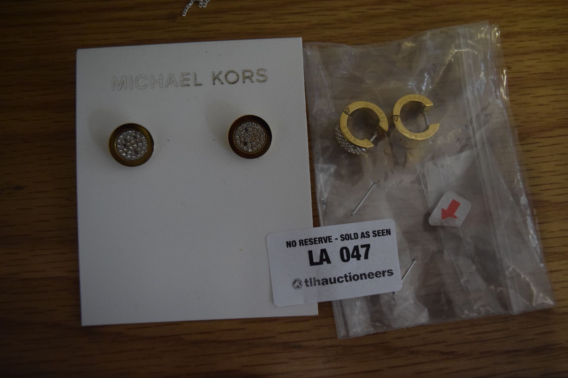 2 X ASSORTED PAIRS MICHAEL KORS GOLD EARRINGS TO INCLUDE HUGGIE HOOP EARRINGS AND PAVE ROUND STUD