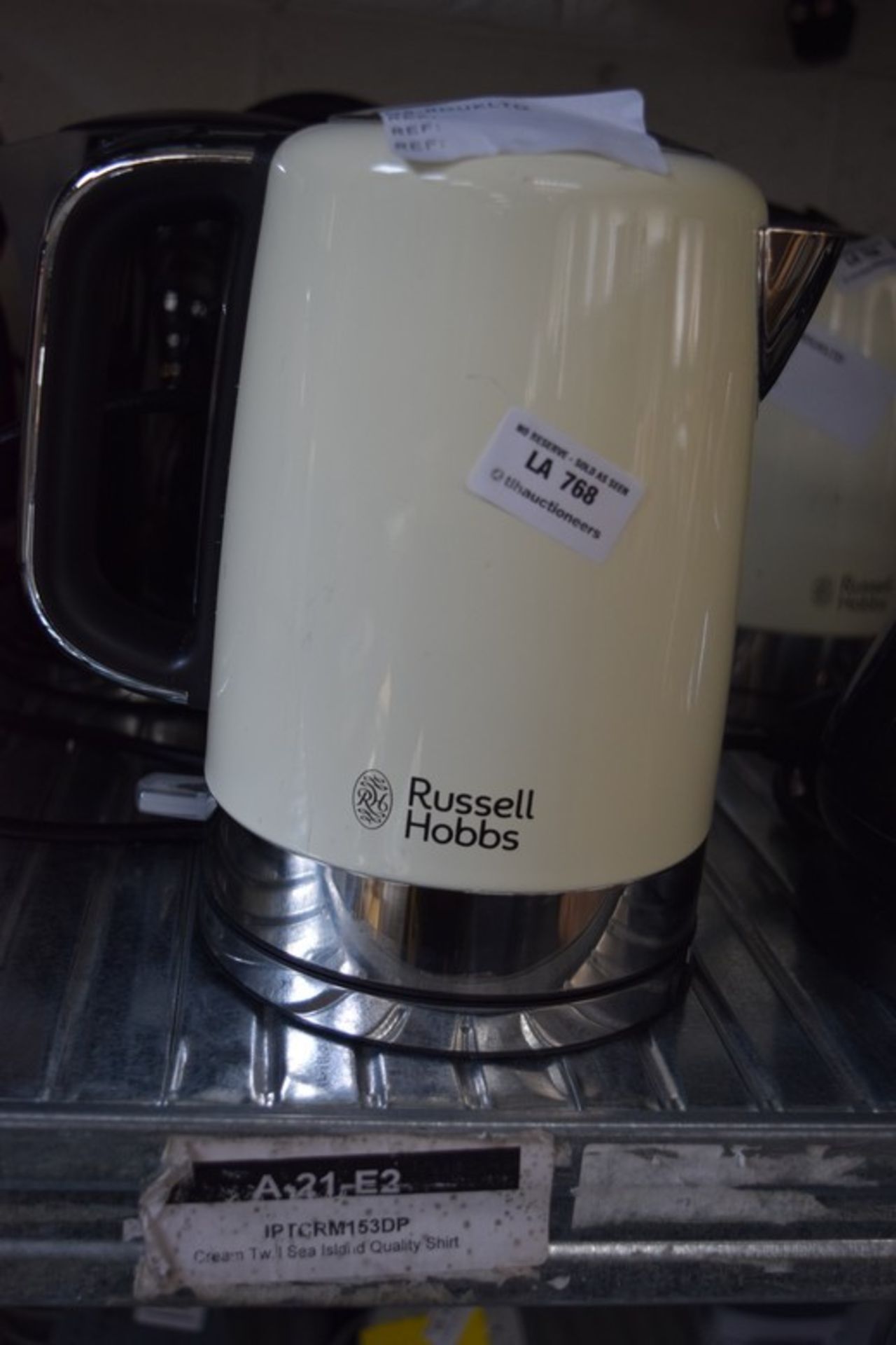 1 X RUSSELL HOBBS 1.5 LITRE CORDLESS JUG KETTLE IN CREAM