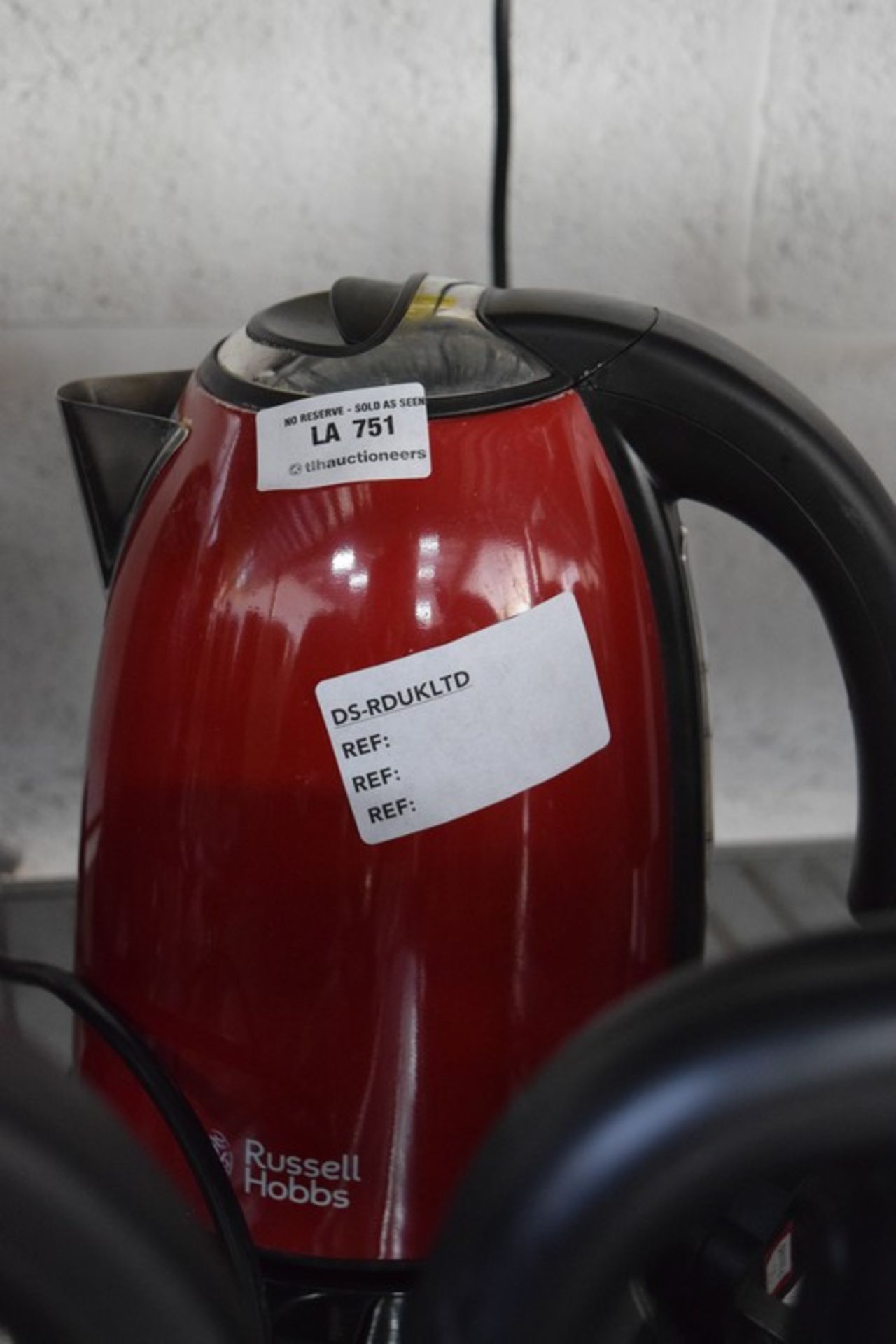 1 X RUSSELL HOBBS 1.5 LITRE CORDLESS JUG KETTLE IN RED