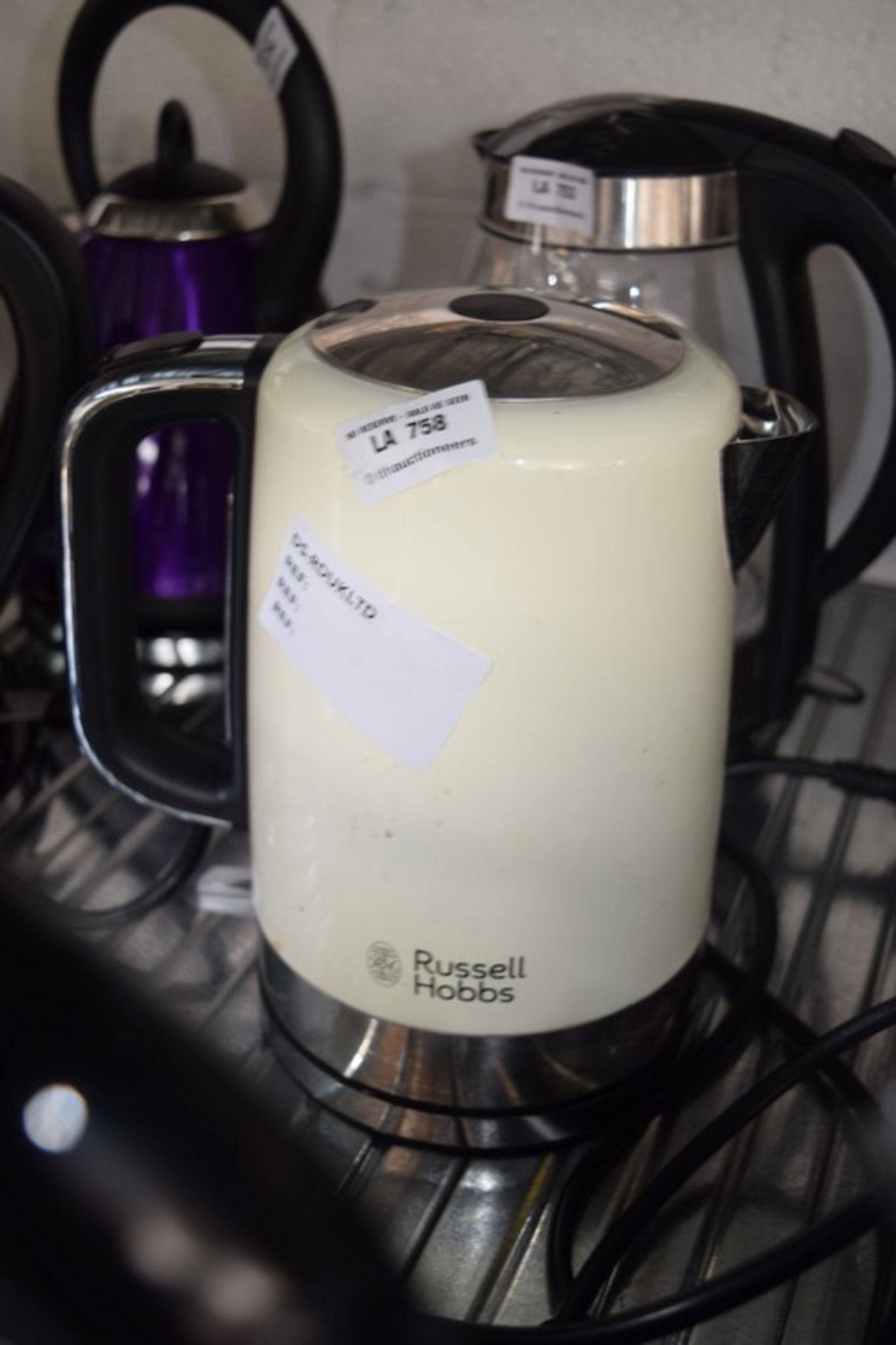 1 X RUSSELL HOBBS 1.5 LITRE CORDLESS JUG KETTLE IN CREAM