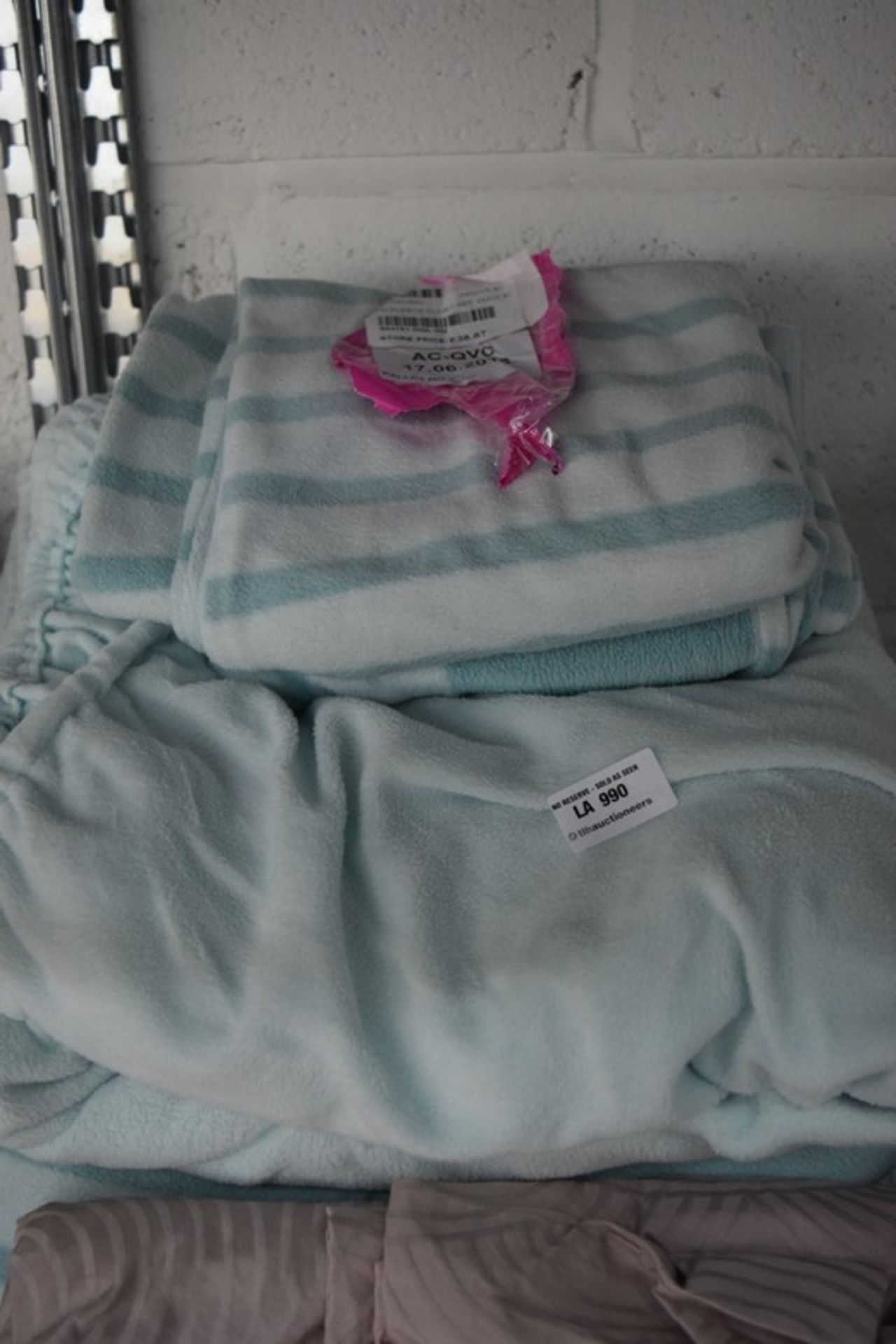 1 X STRIPED MINT GREEN AND WHITE FLEECE DUVET SET RRP £40 17.06.2016 (PALLET 527)