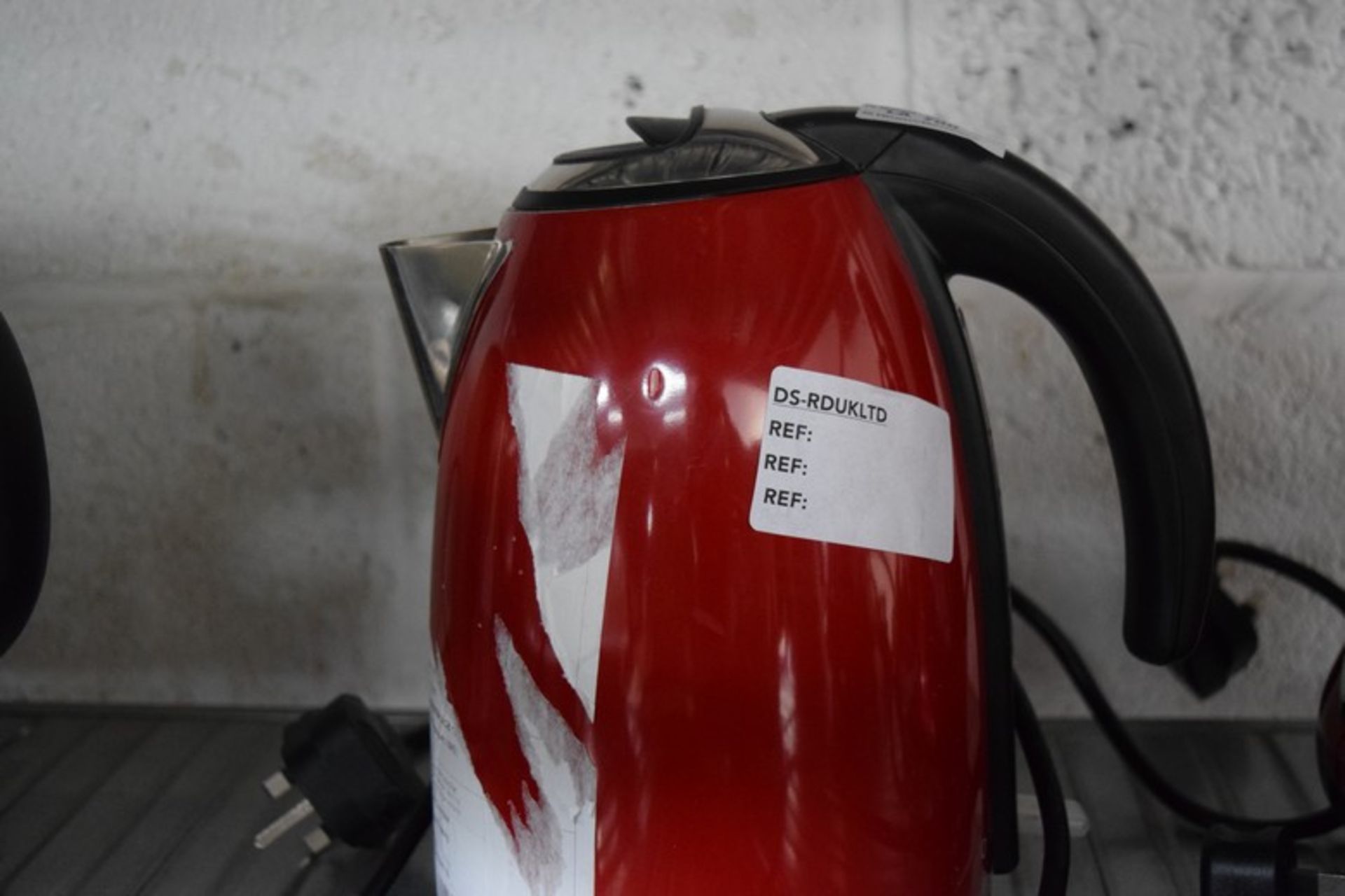 1 X UNBOXED RUSSELL HOBBS 1.5 LITRE CORDLESS JUG KETTLE IN RED