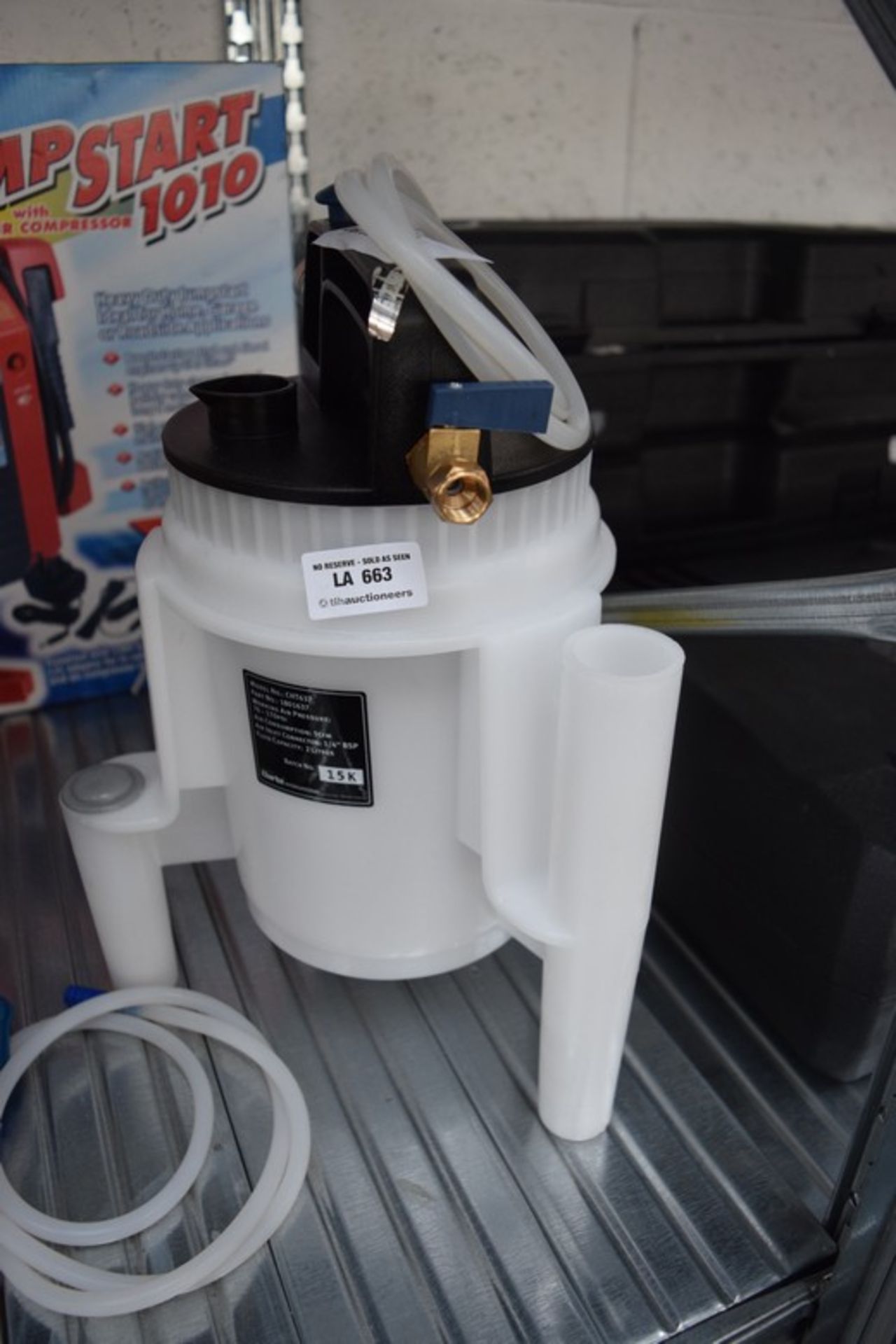 2 X ASSORTED ITEMS TO INCLUDE CLARKE 2 LITRE CAPACITY AIR PRESSURE PUMP AND CLARKE VARIABLE SPEED