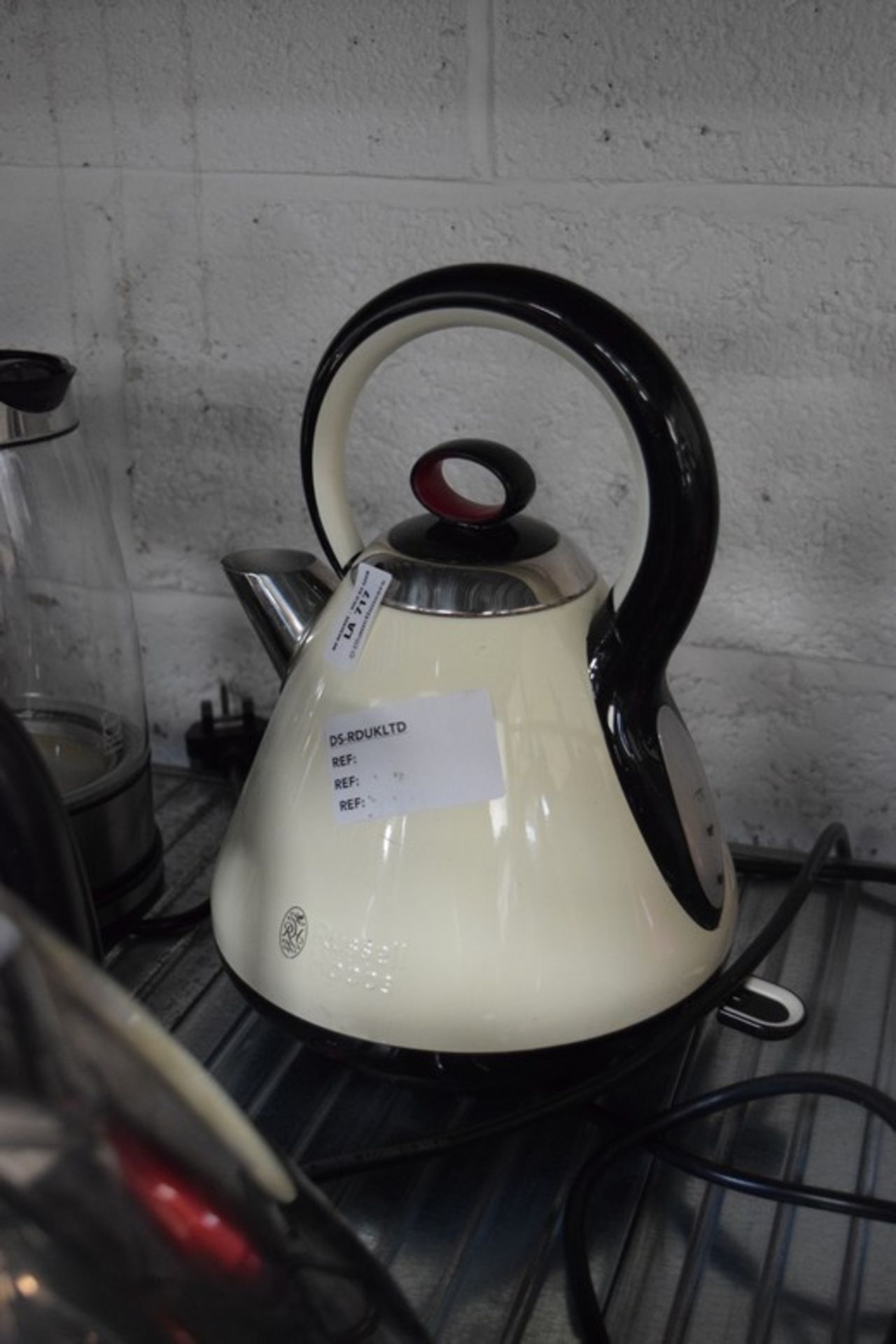 1 X UNBOXED RUSSELL HOBBS 1.5 LITRE CORDLESS JUG KETTLE IN CREAM