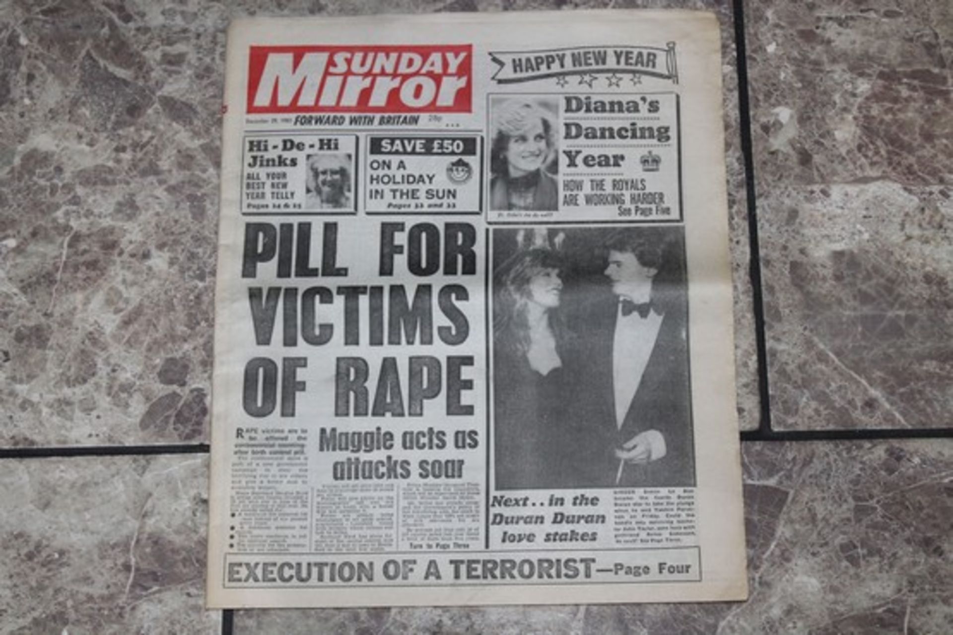 **DECEMBER 29, 1985** SUNDAY MIRROR. FRONT COVER: PILL FOR VICTIMS OF RAPE, MAGGIE ACTS AS ATTACKS