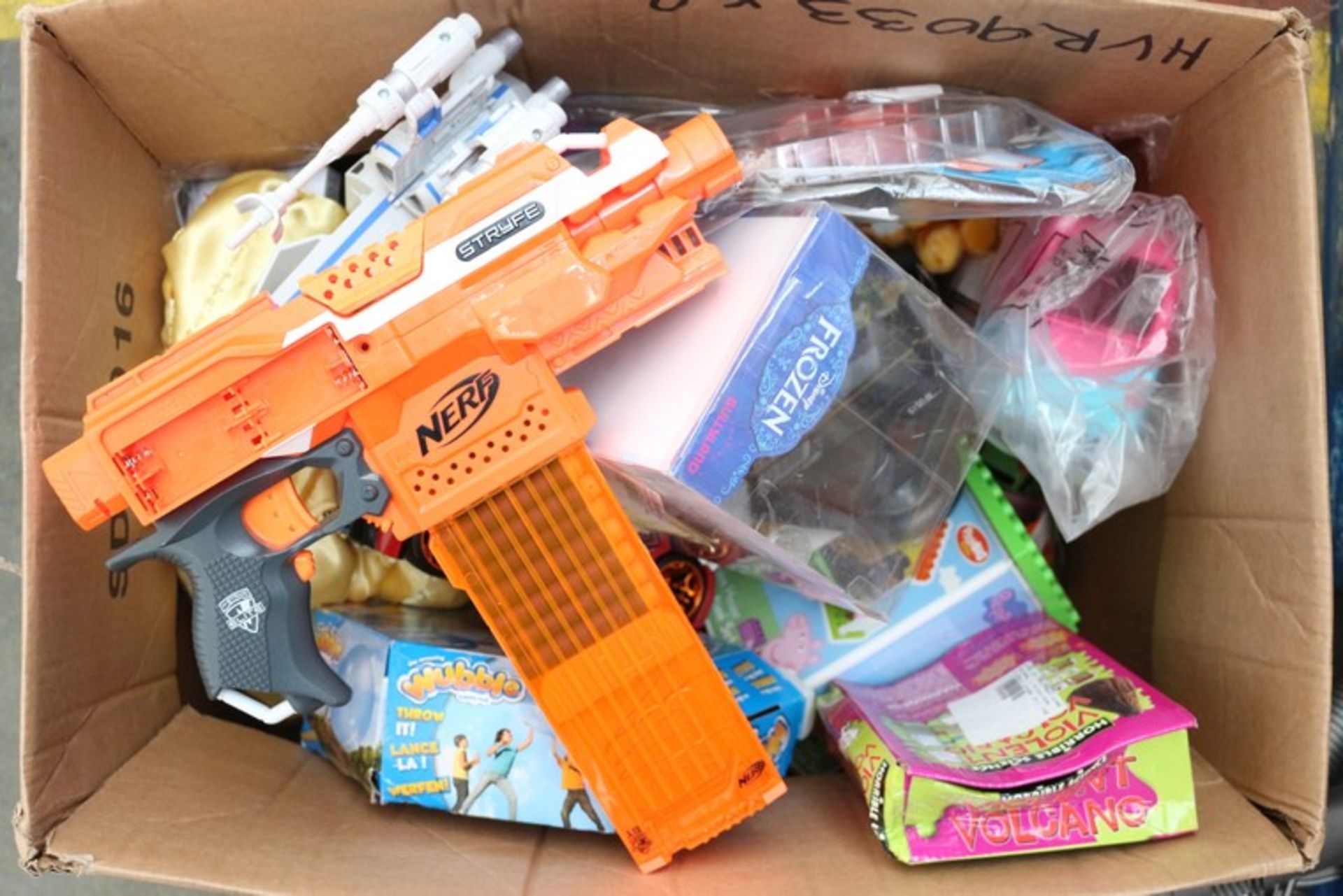 1 x BOX CONTAINING A LARGE AMOUNT OF ASSORTED ITEMS TO INCLUDE CHILDRENS TOY CARS WALKIE TALKIES