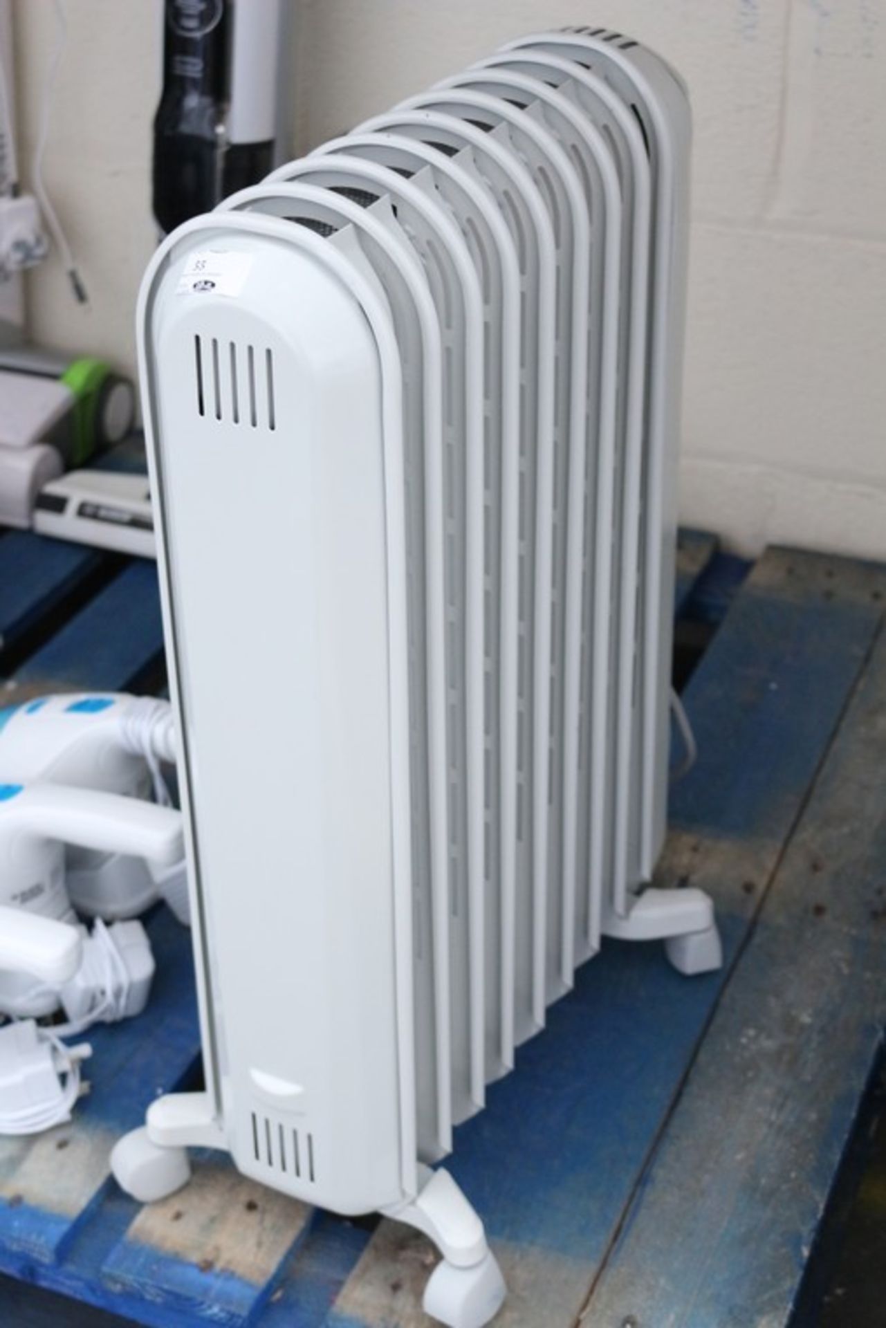 1 x DELONGHI VENTO ELECTRICALLY HEATED OIL FILLED RADIATOR *PLEASE NOTE THAT THE BID PRICE IS