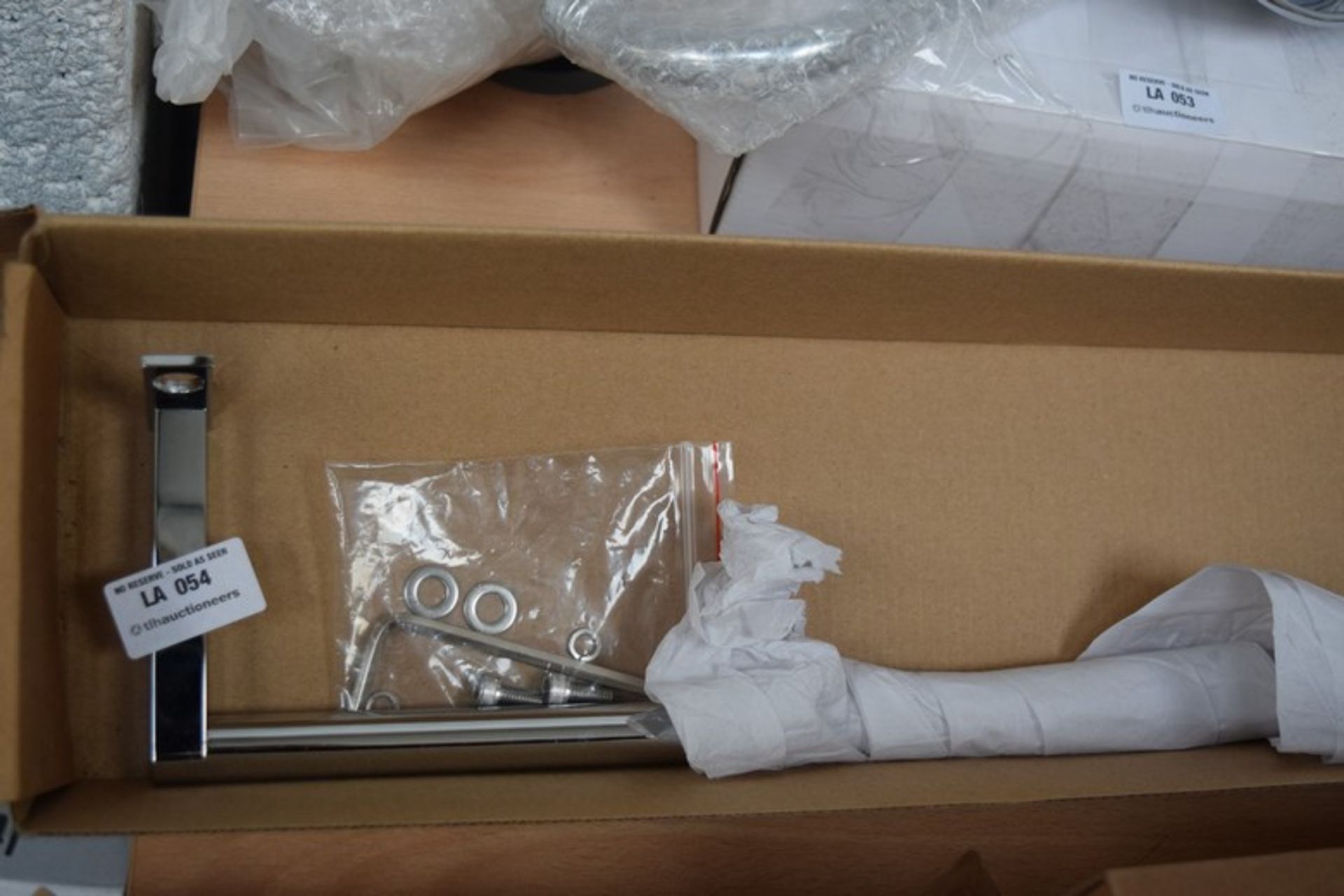 2 X ASSORTED BOXED ITEMS TO INCLUDE A MODERN TOWEL RAIL AND MODERN TOWEL RING (PALLET9)